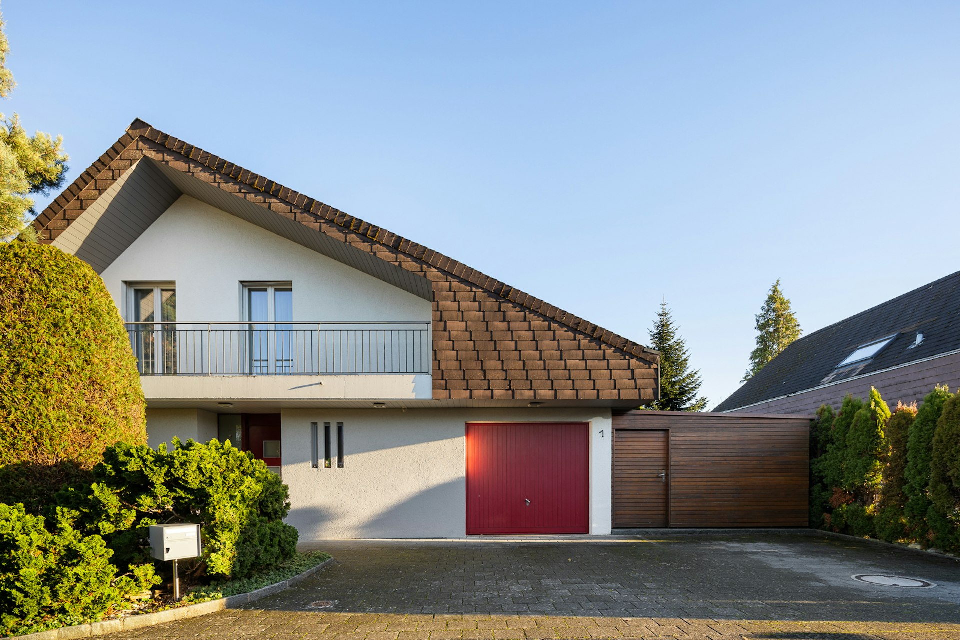 Außenansicht eines Einfamilienhauses mit Garagenanbau