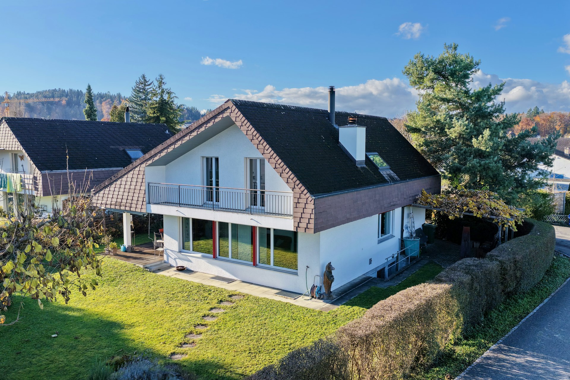 Freistehendes Einfamilienhaus mit Satteldach und Garten