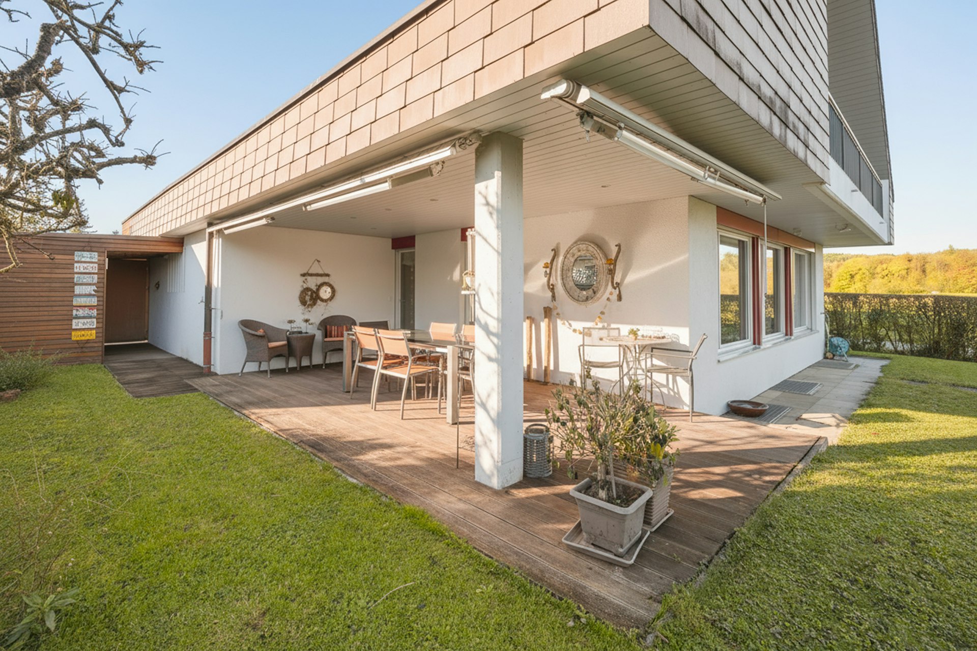 Überdachte Terrasse am modernen Einfamilienhaus