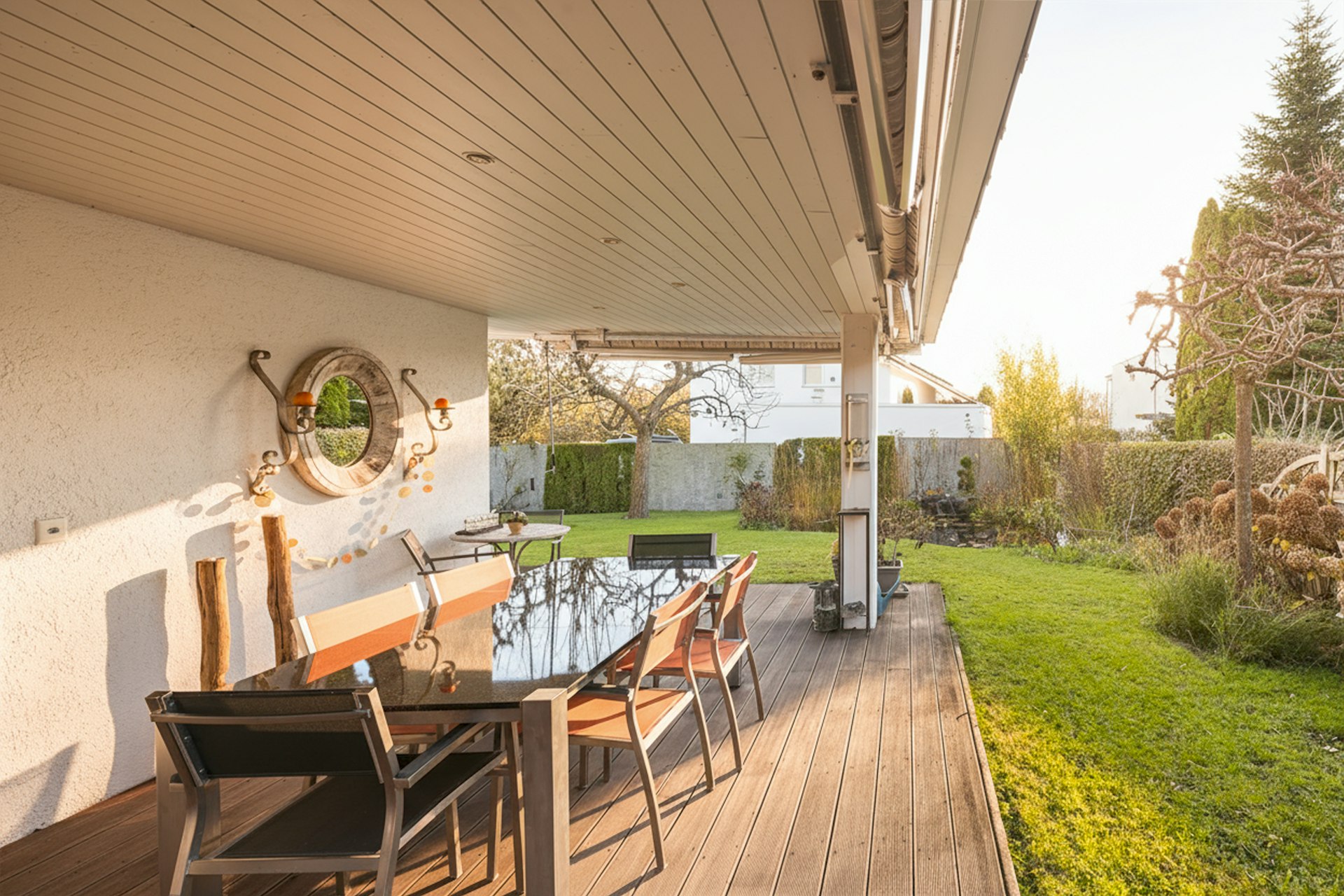Überdachte Terrasse mit Gartenblick
