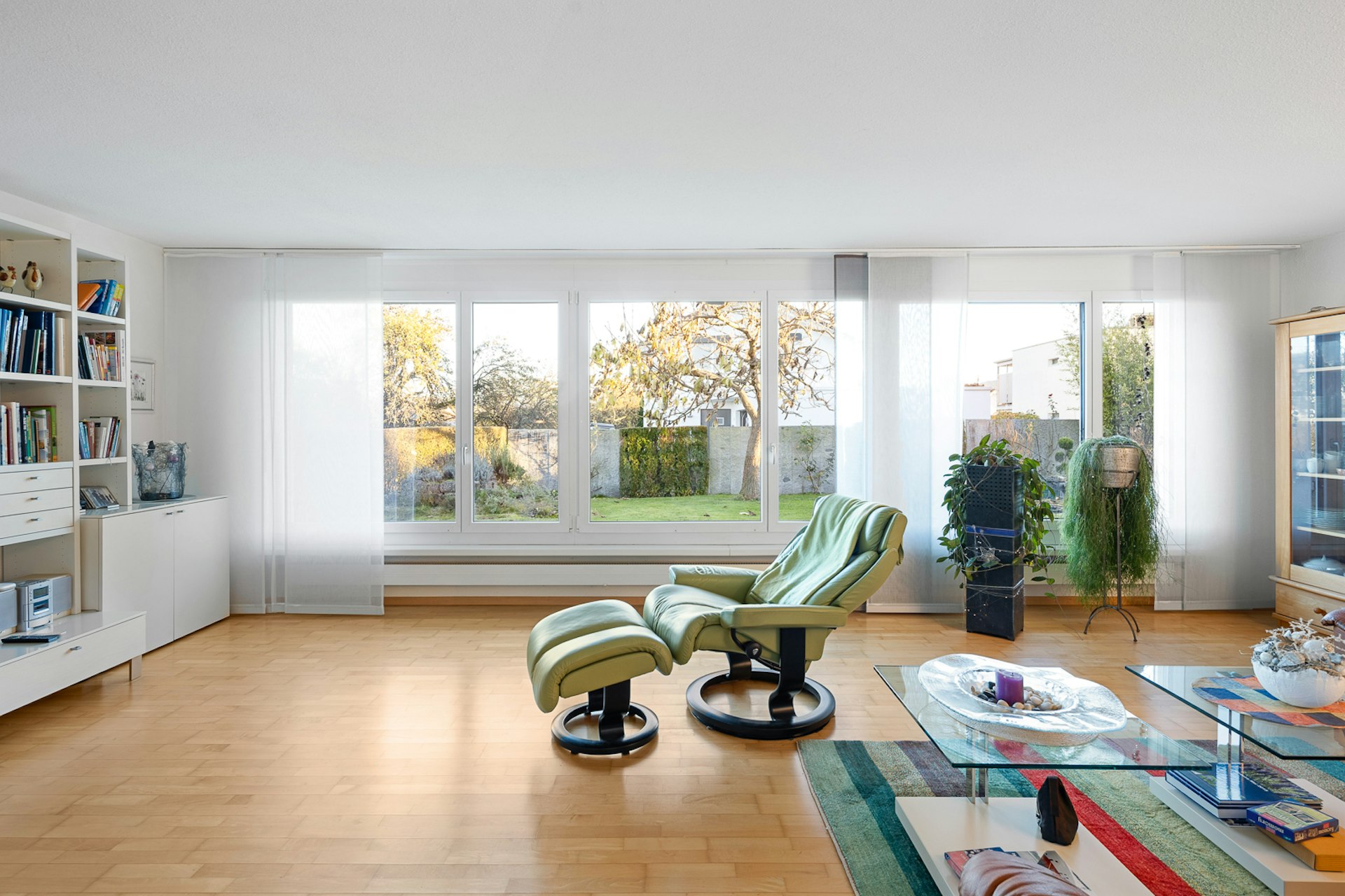 Helles Wohnzimmer mit Gartenblick
