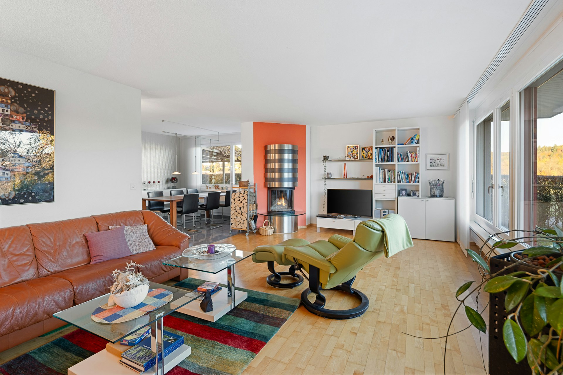 Großzügiges Wohnzimmer mit Kamin und Essbereich