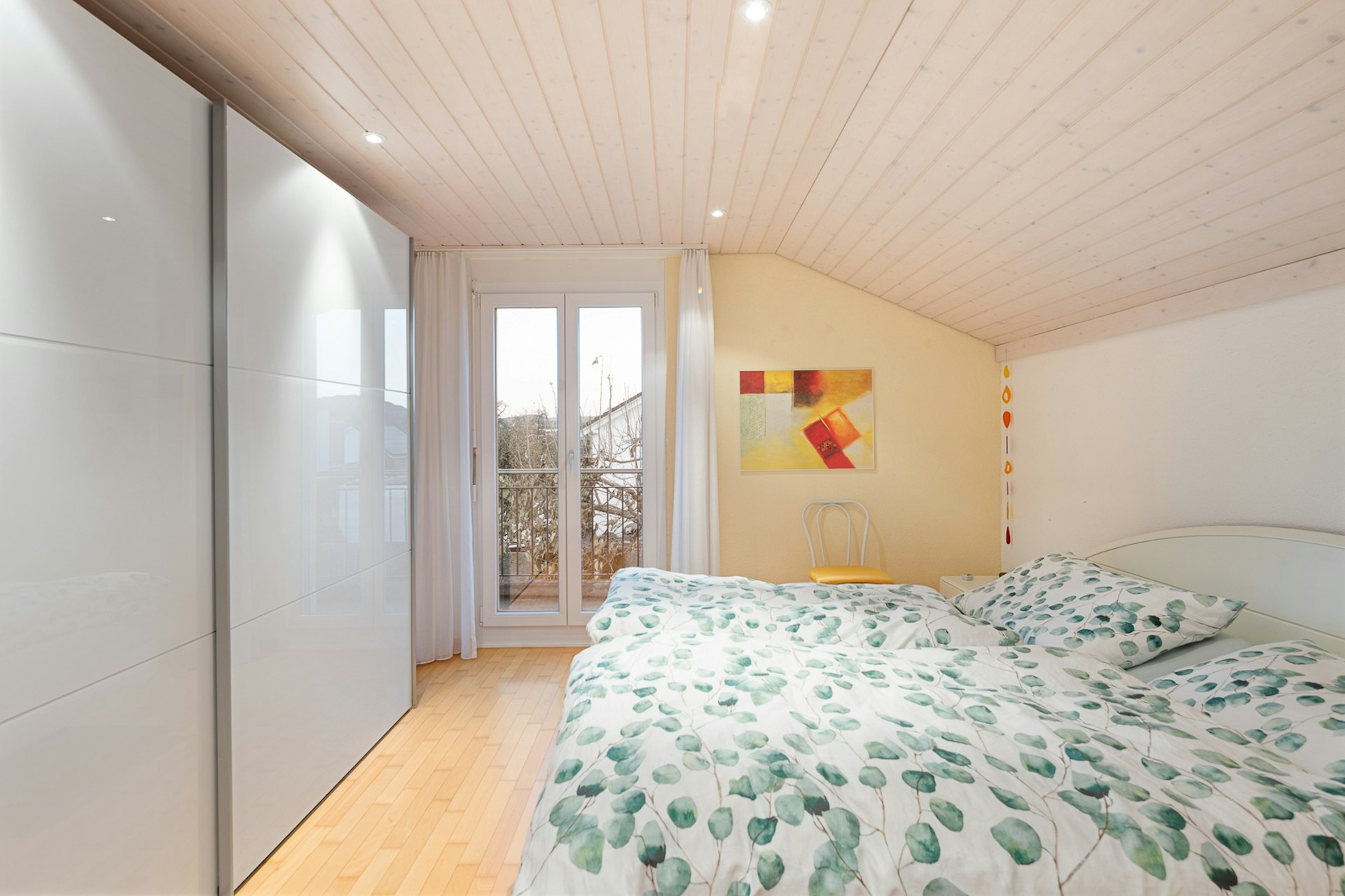 Helles Schlafzimmer im Dachgeschoss