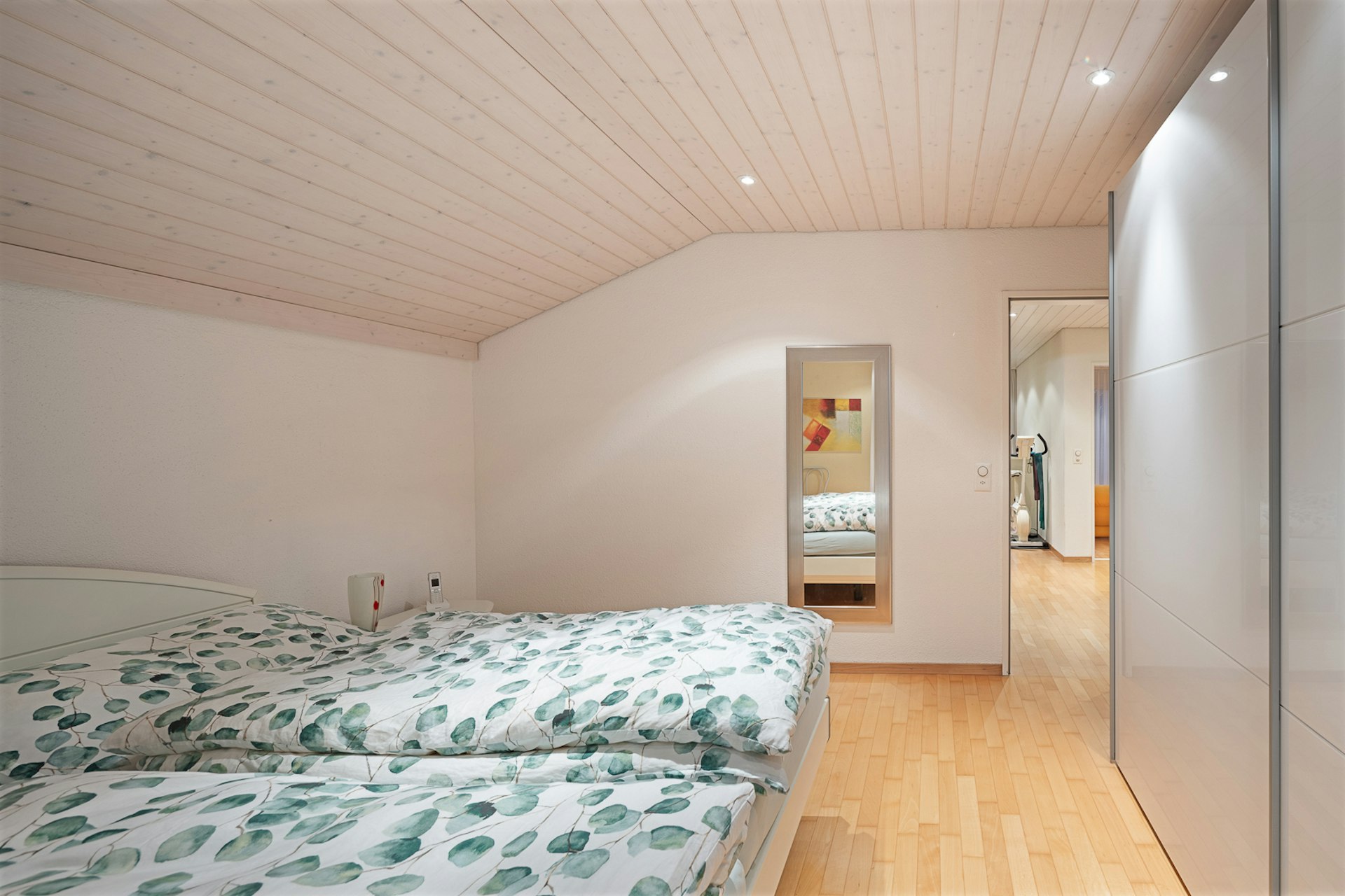 Schlafzimmer mit Holzdecke