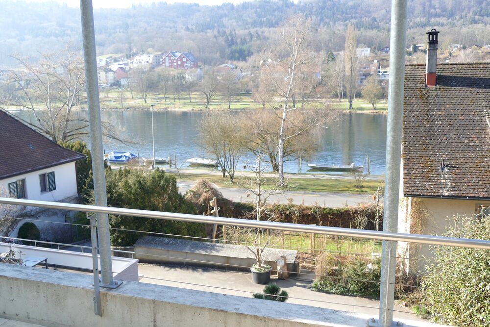 Balkonblick auf Fluss und Ufer
