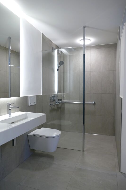 Modernes Badezimmer mit bodengleicher Dusche