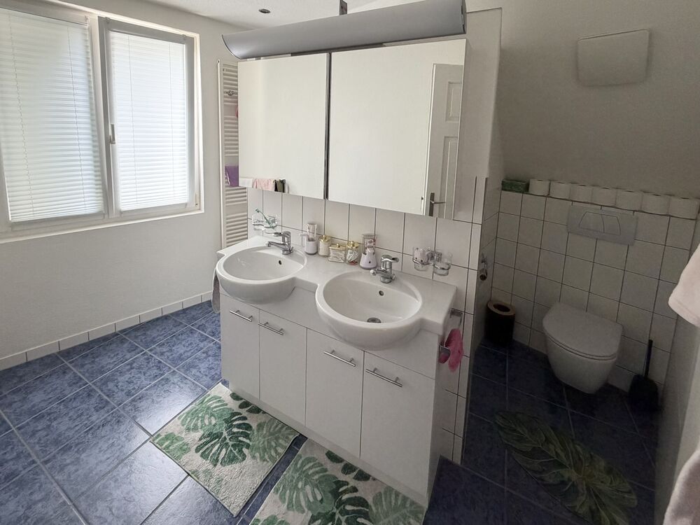 Badezimmer mit Doppelwaschbecken und WC