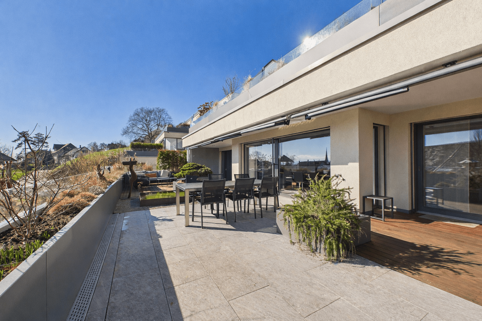 Große Dachterrasse mit Essbereich und Blick ins Grüne