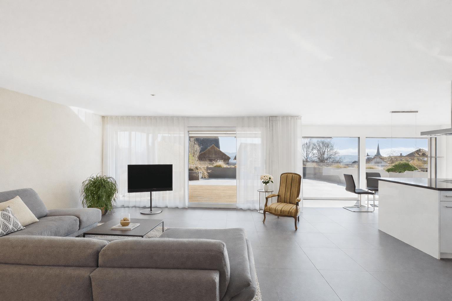 Helles, offenes Wohn-Esszimmer mit Blick auf Terrasse