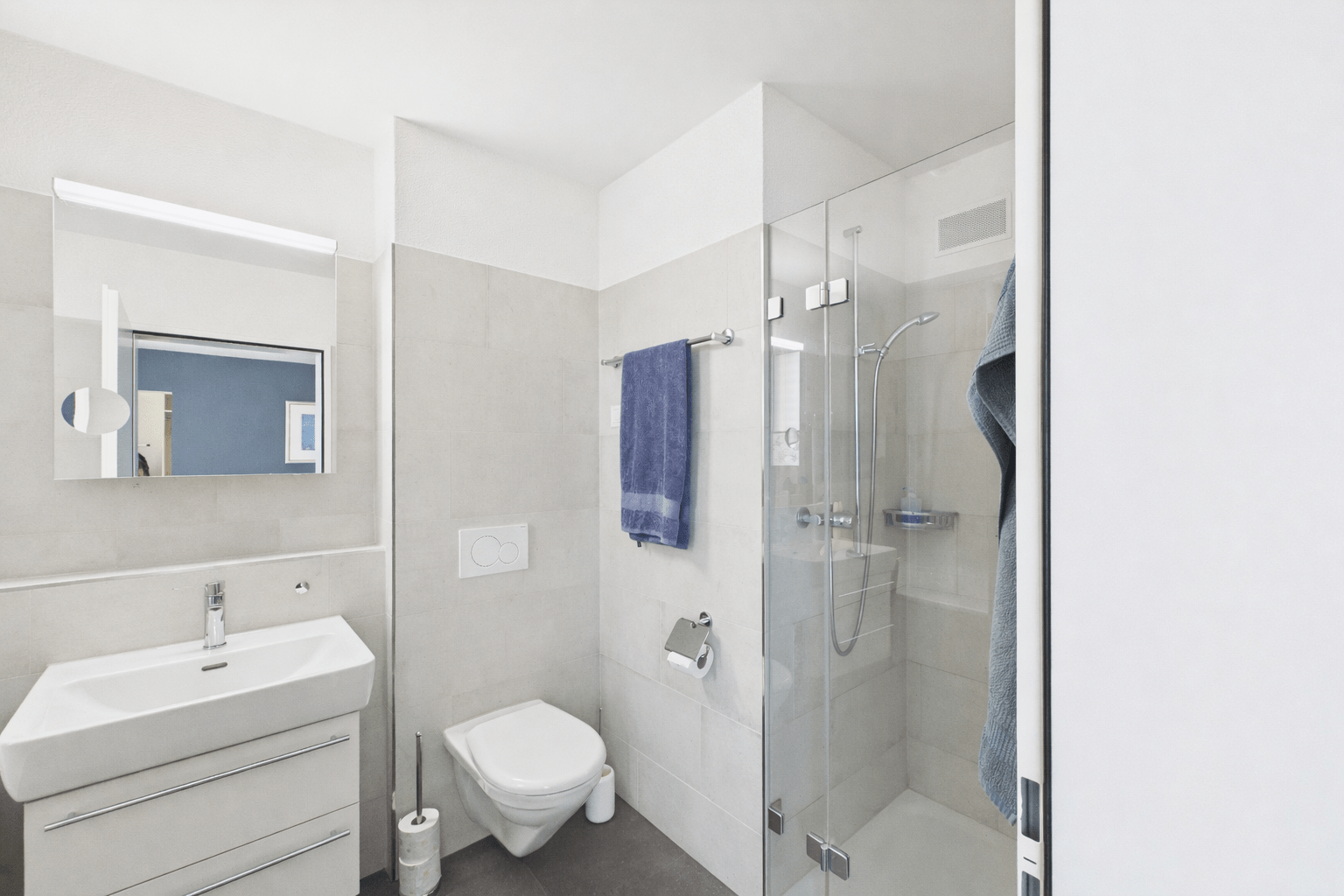 Modernes Badezimmer mit Dusche und WC