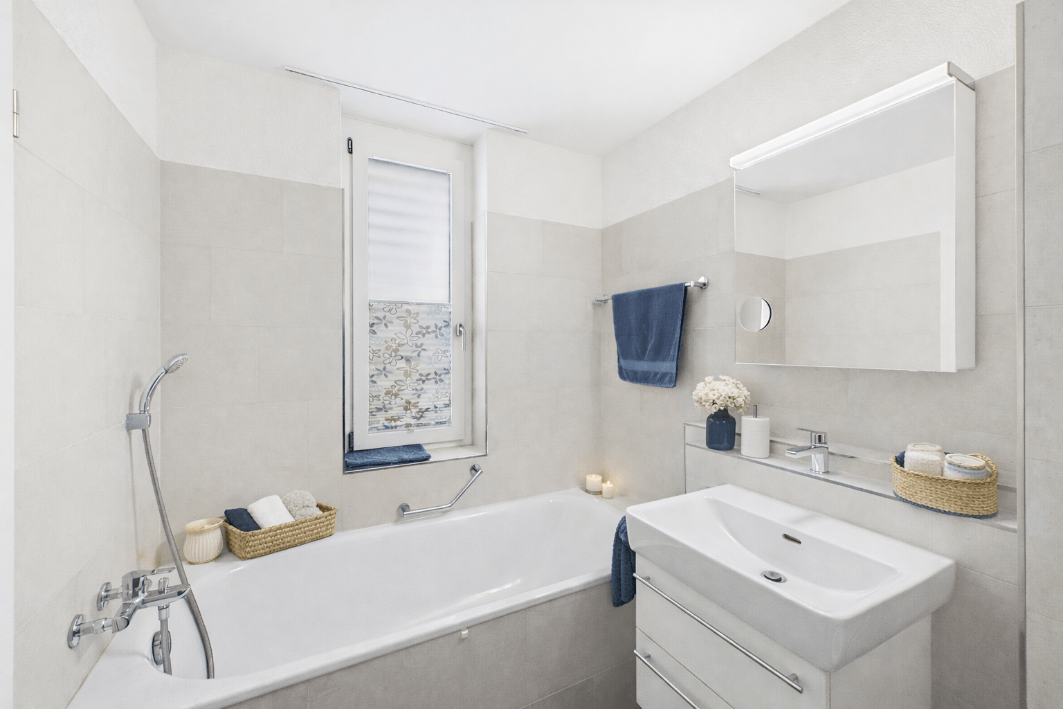 Helles Badezimmer mit Badewanne und Waschplatz