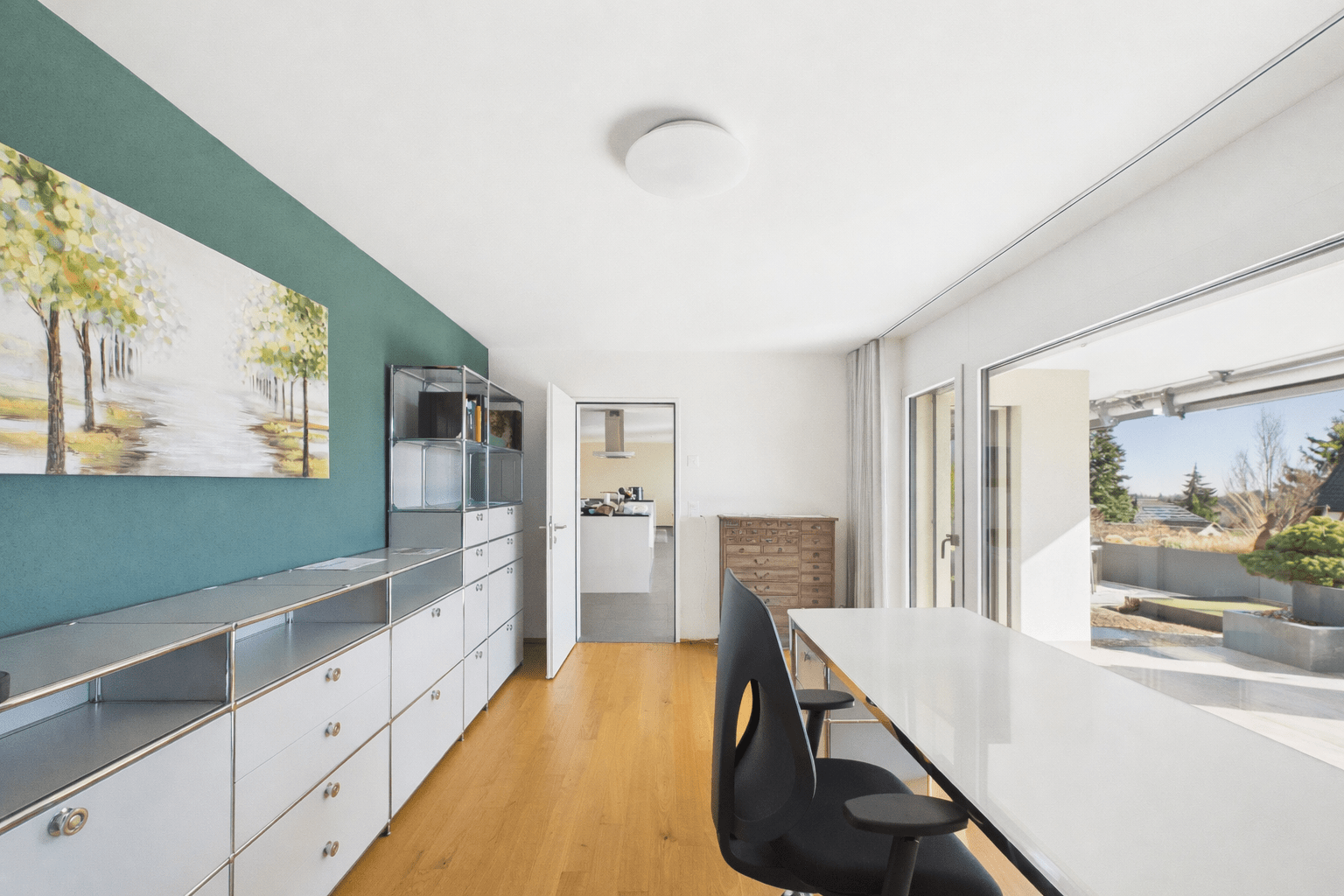 Helles Arbeits- oder Esszimmer mit Ausblick