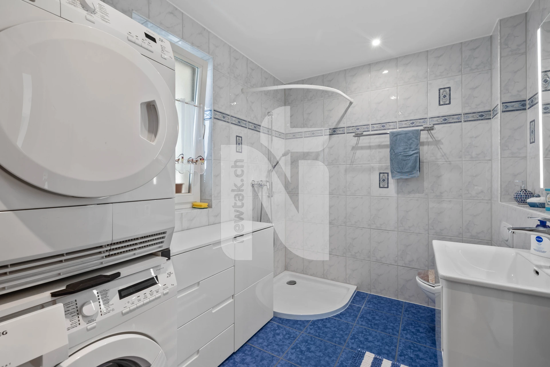 Badezimmer mit Waschturm und Dusche