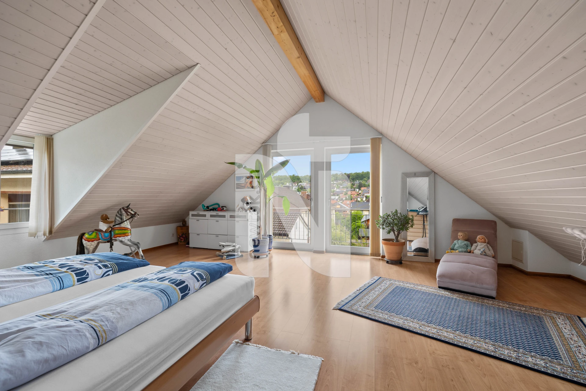 Dachgeschoss-Schlafzimmer mit Blick ins Grüne