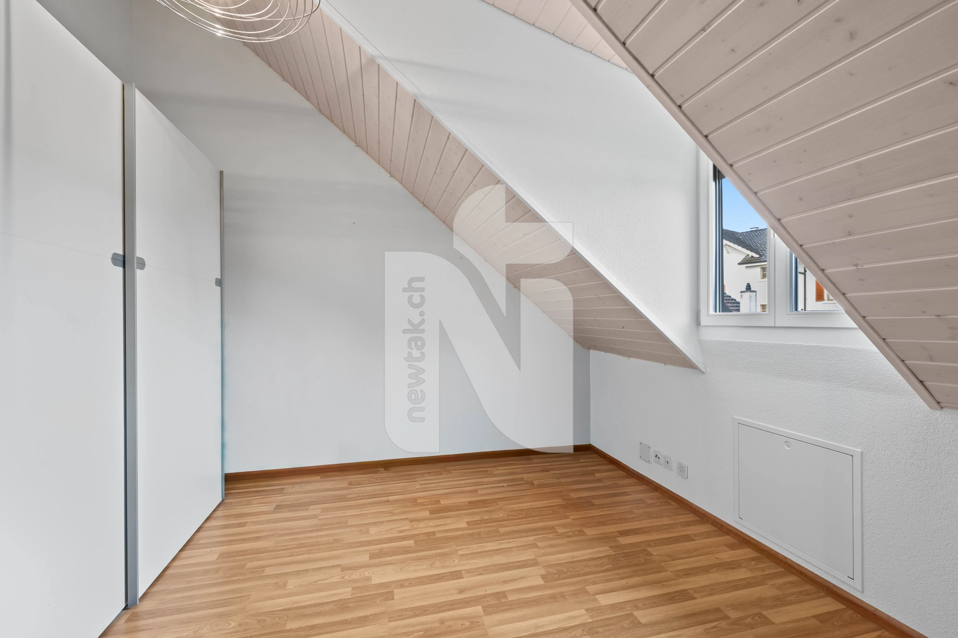 Dachgeschosszimmer mit Dachschrägen