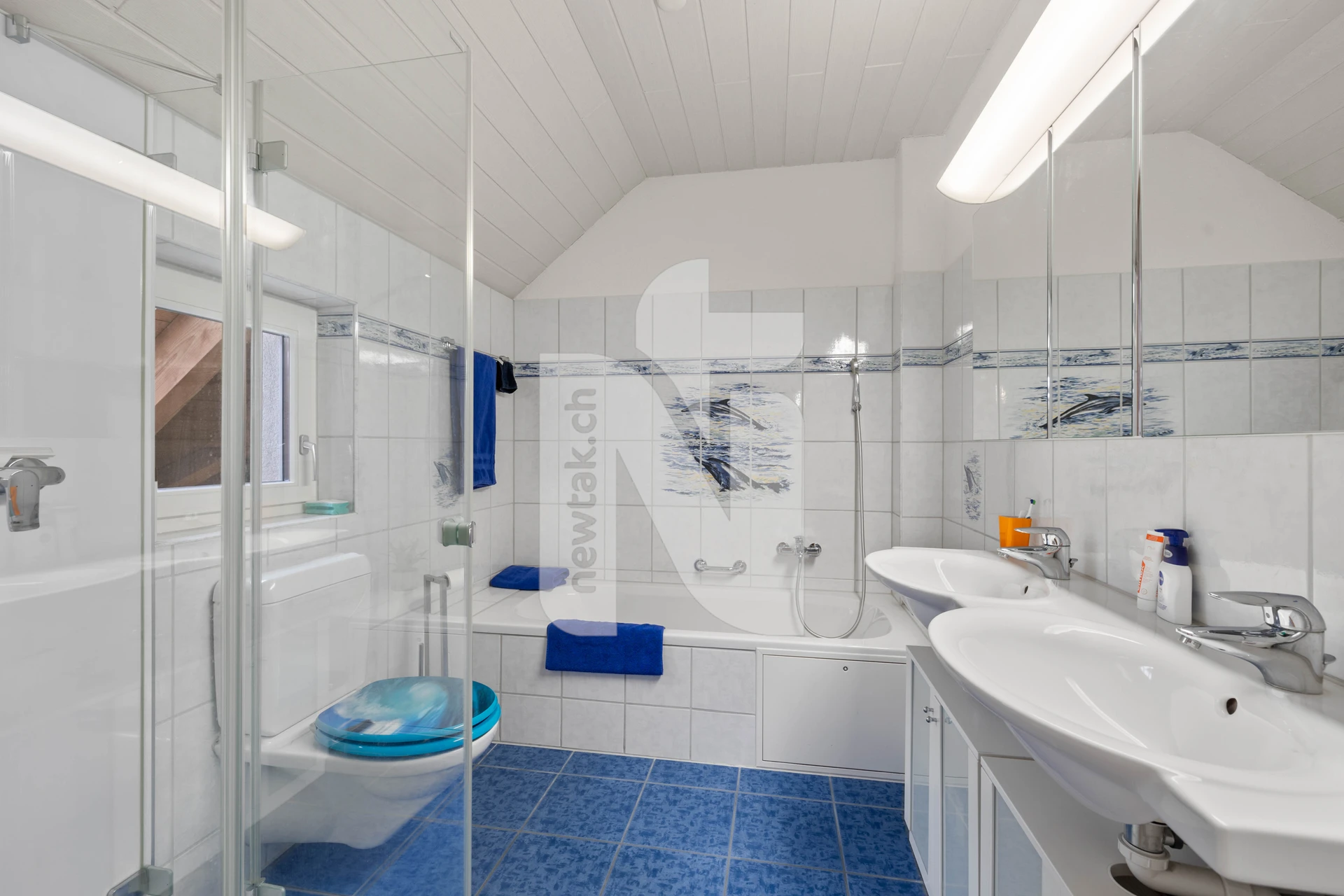 Helles Badezimmer mit Doppelwaschbecken und Badewanne