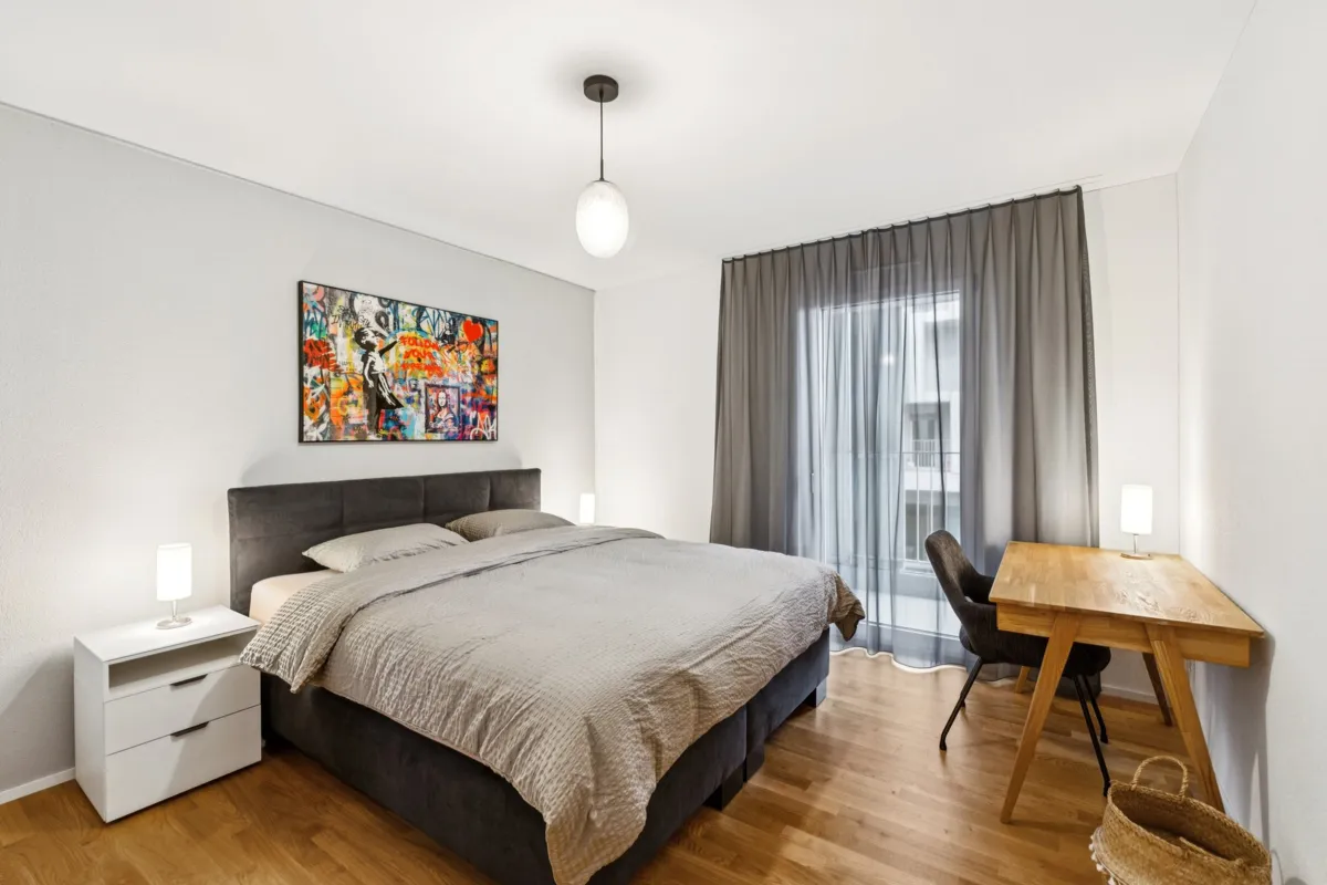 Modernes Schlafzimmer mit Arbeitsplatz