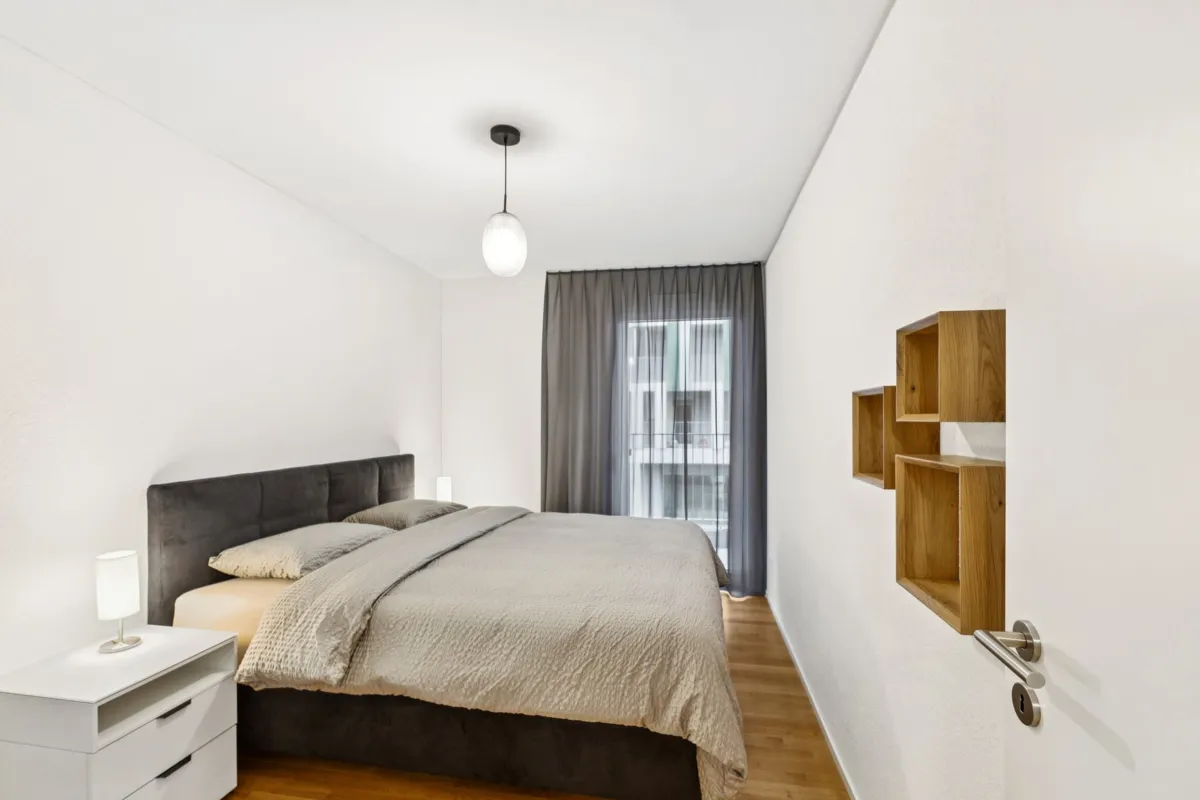 Modernes Schlafzimmer mit schmalem Grundriss