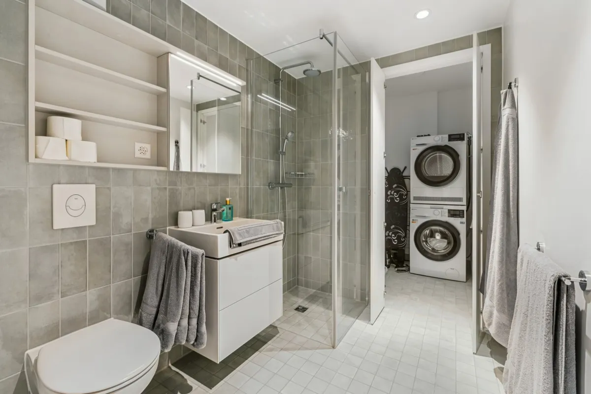Modernes Badezimmer mit Waschtisch und Waschküche