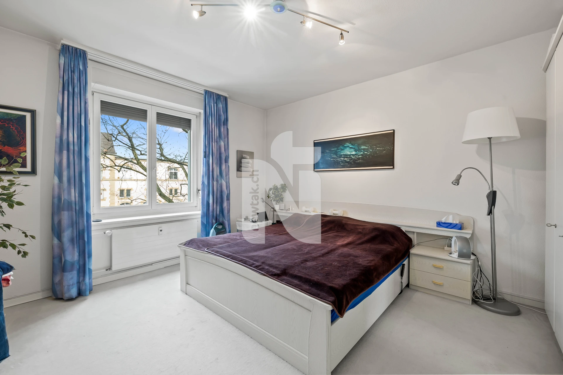 Helles Schlafzimmer mit Einzelbett und Fensterblick