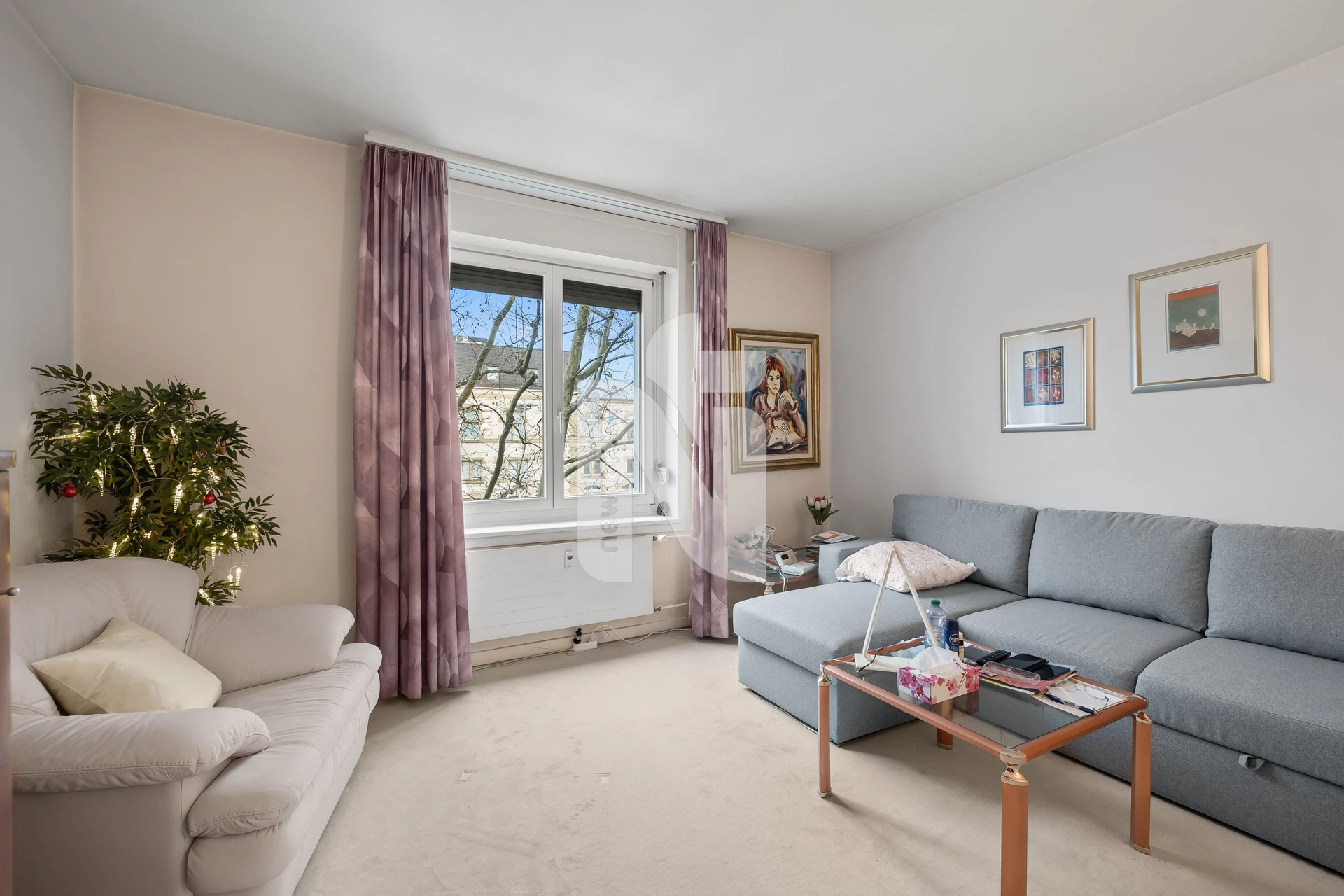 Helles Wohnzimmer mit Sofa und Fenster