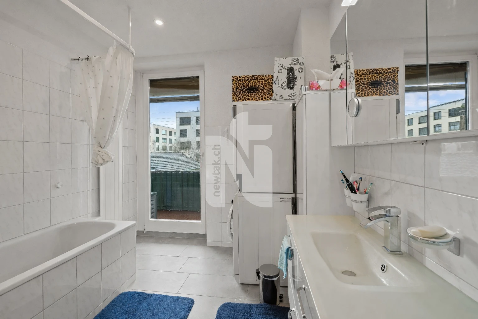 Badezimmer mit Badewanne und Waschtisch