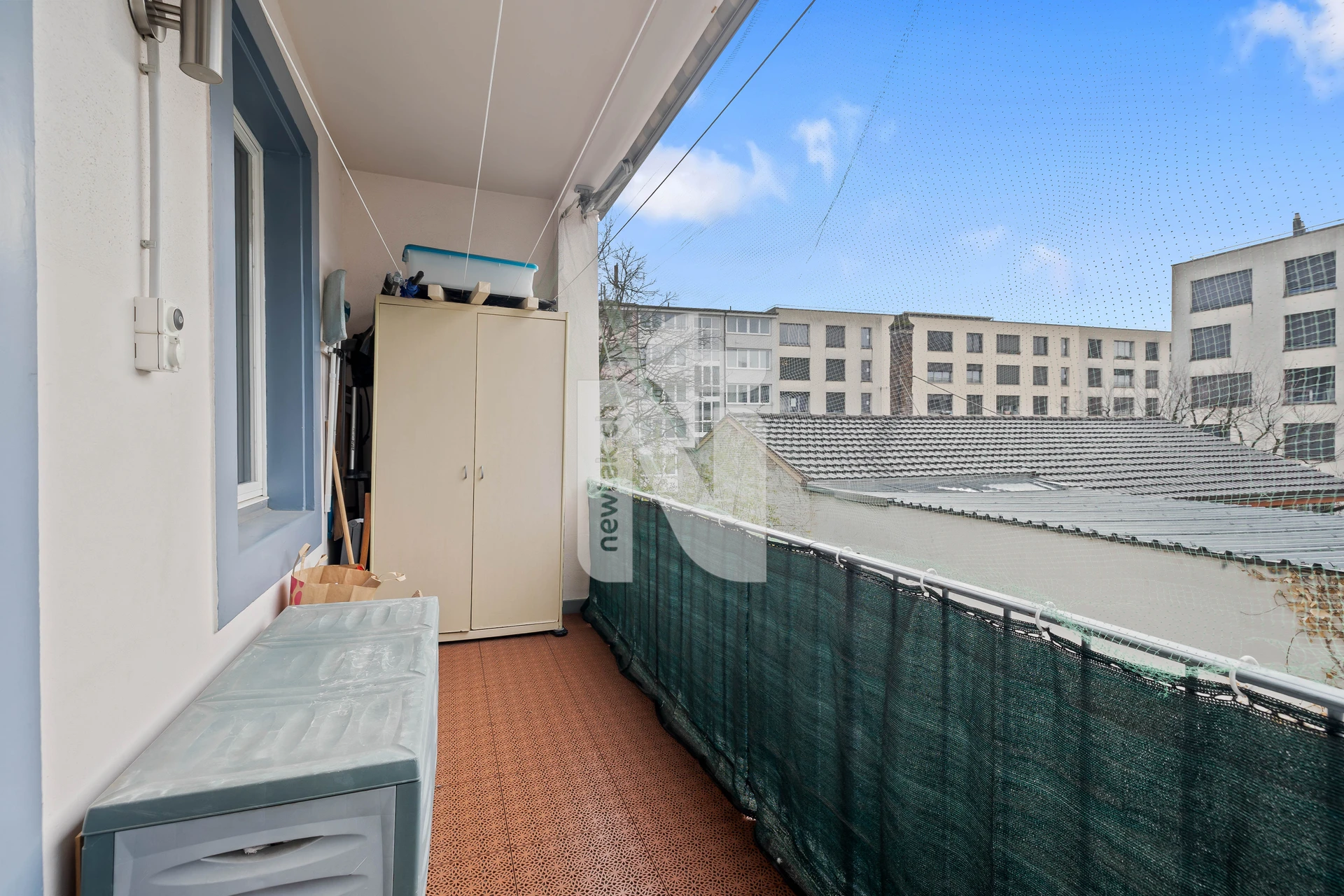 Balkon mit Blick auf Wohnhäuser