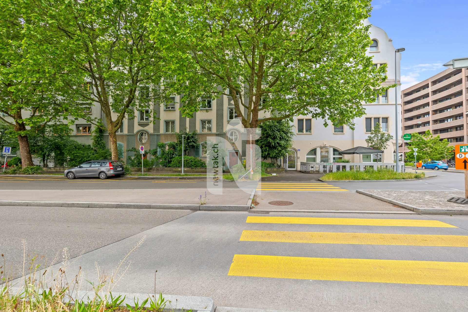 Straßenansicht eines urbanen Wohngebäudes