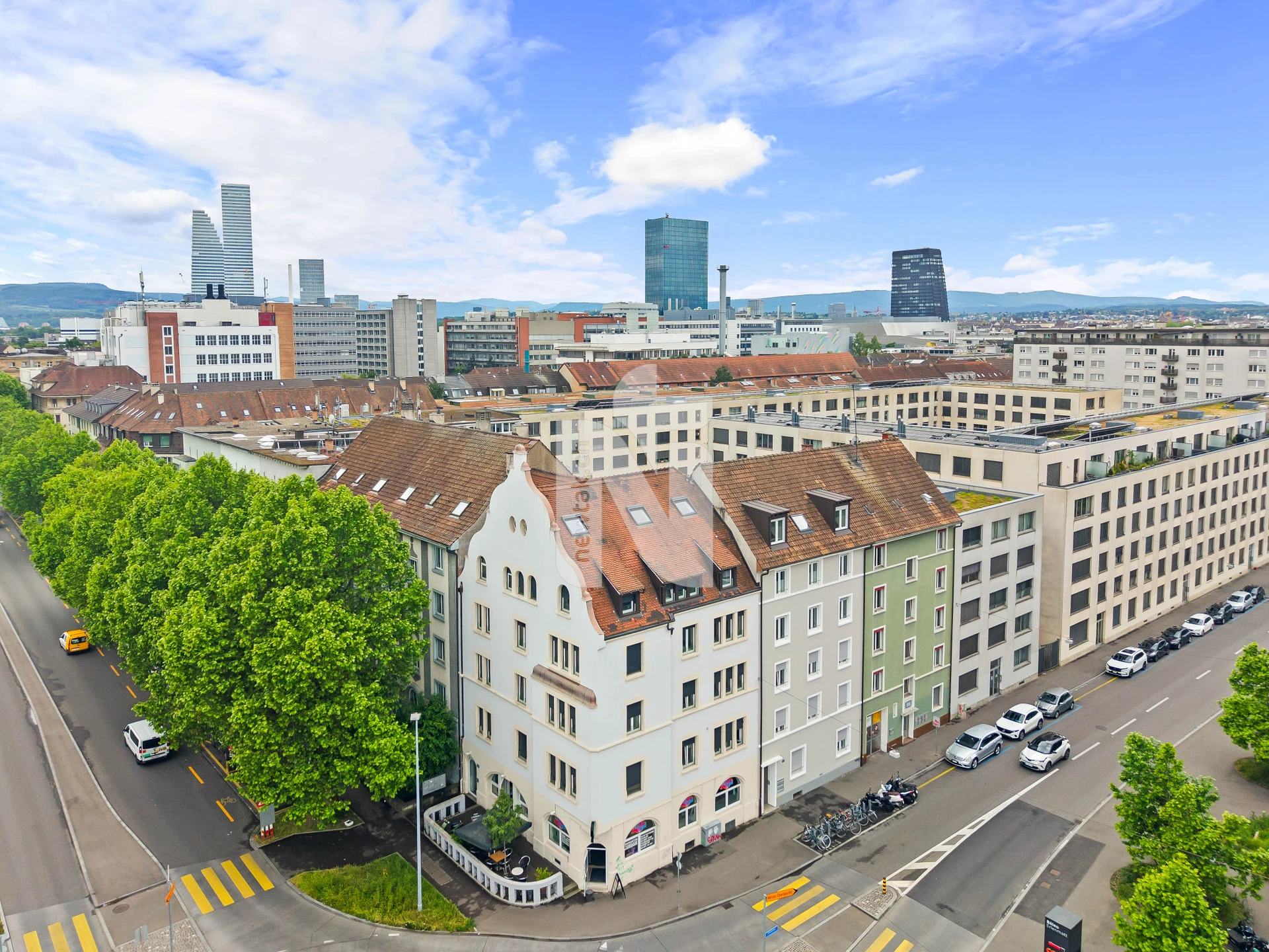 Städtischer Ausblick über ein Quartier mit Hochhäusern