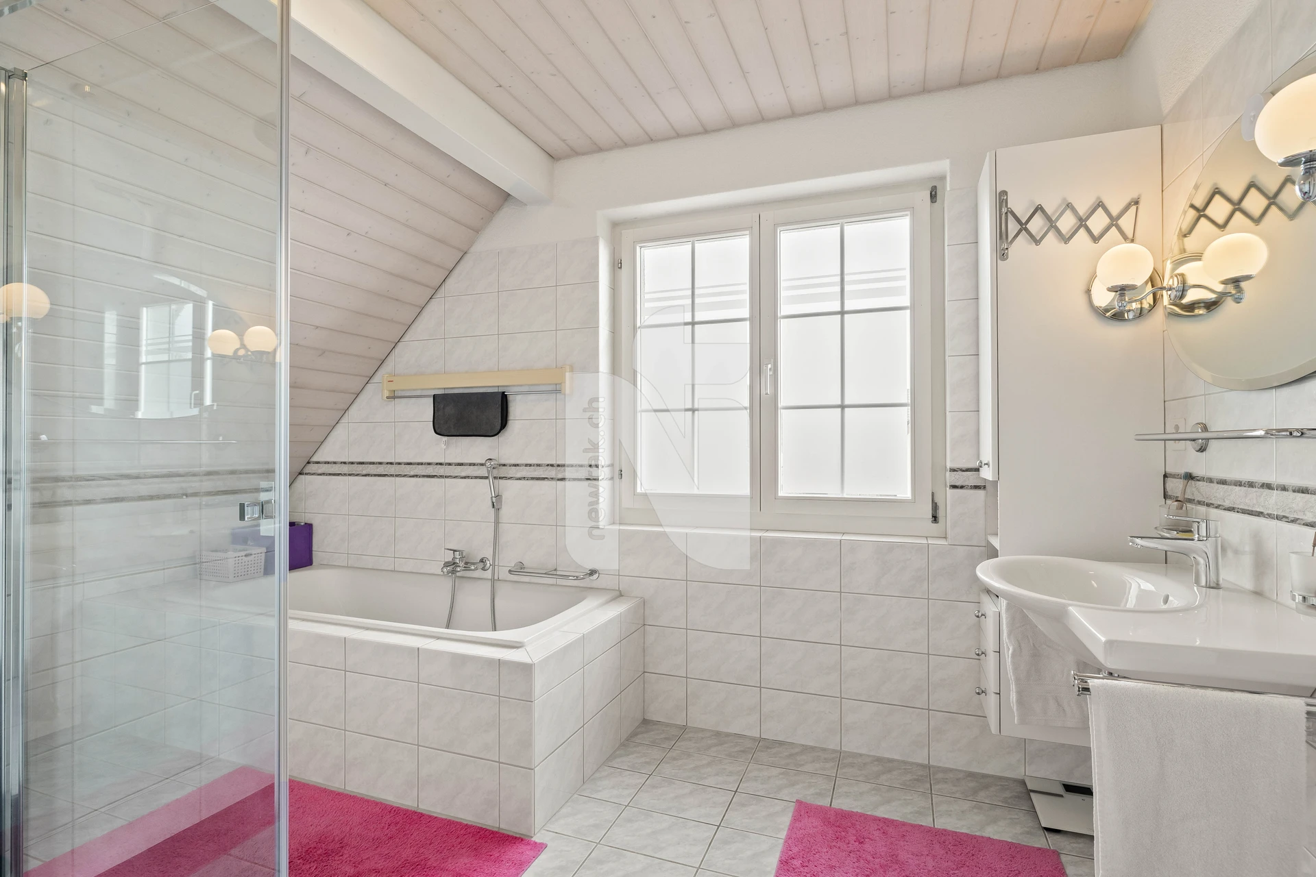 Helles Dachgeschossbad mit Badewanne und Dusche