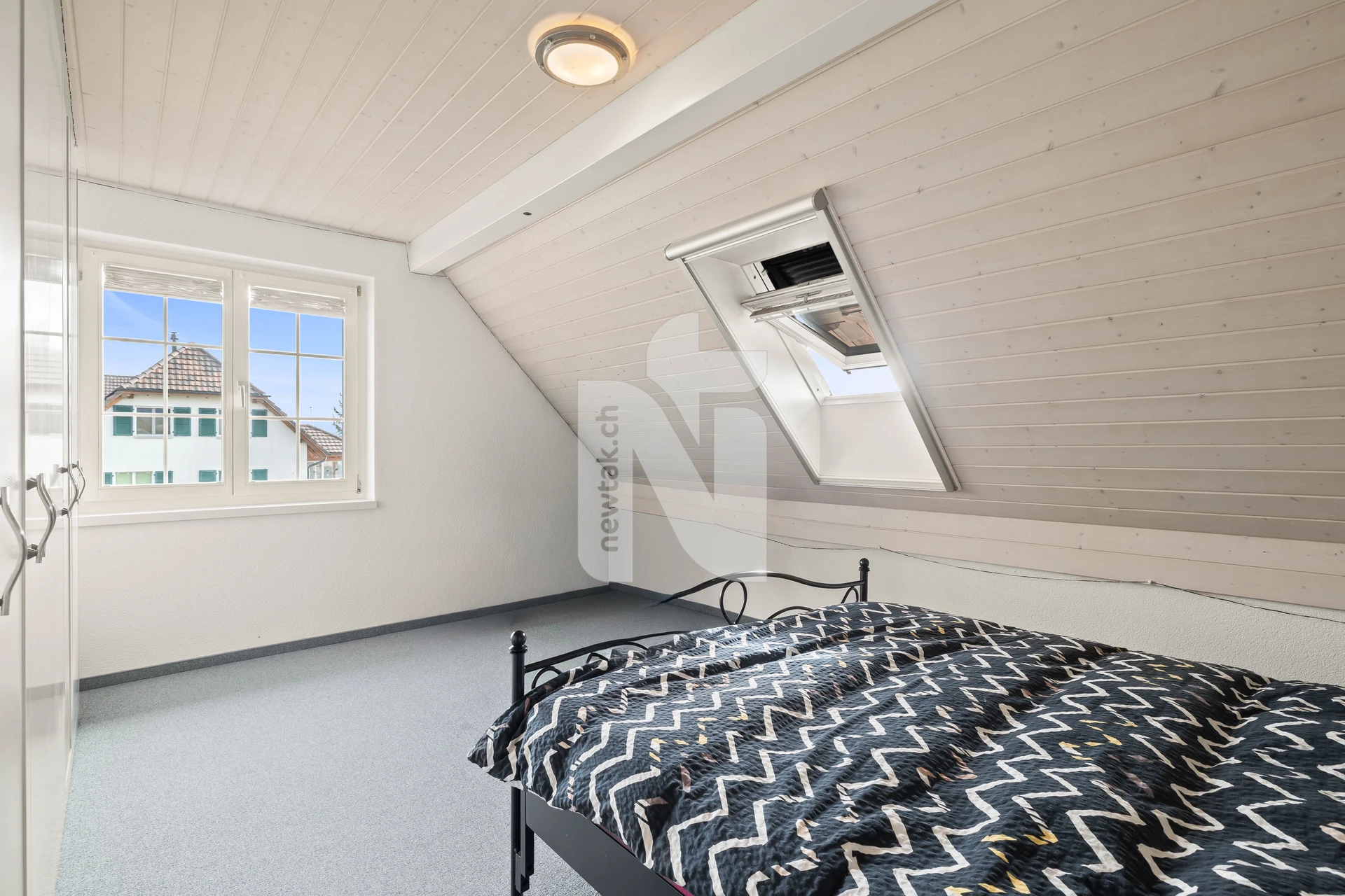 Dachgeschoss-Schlafzimmer mit Dachfenster