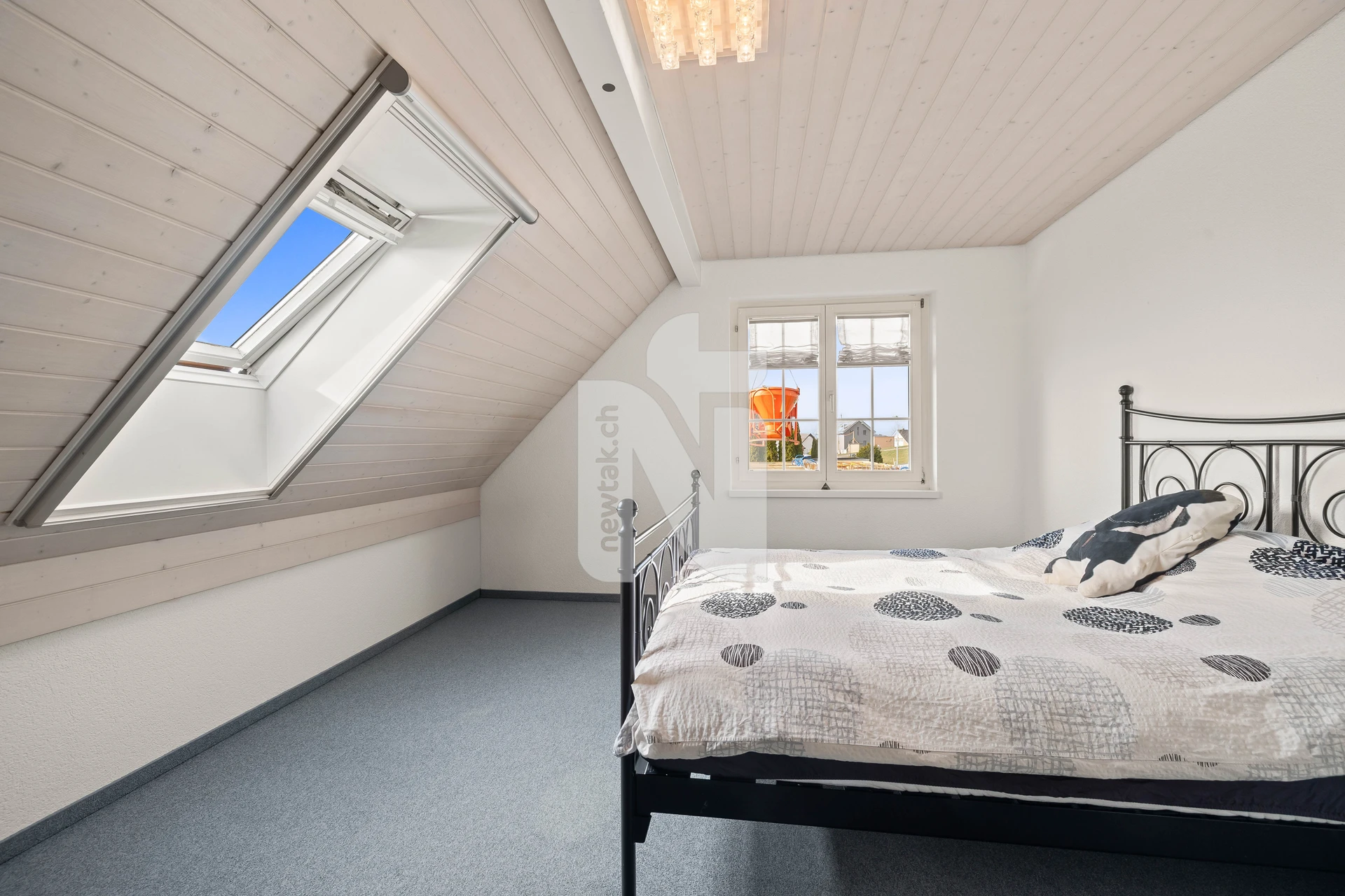 Helles Schlafzimmer unter dem Dach