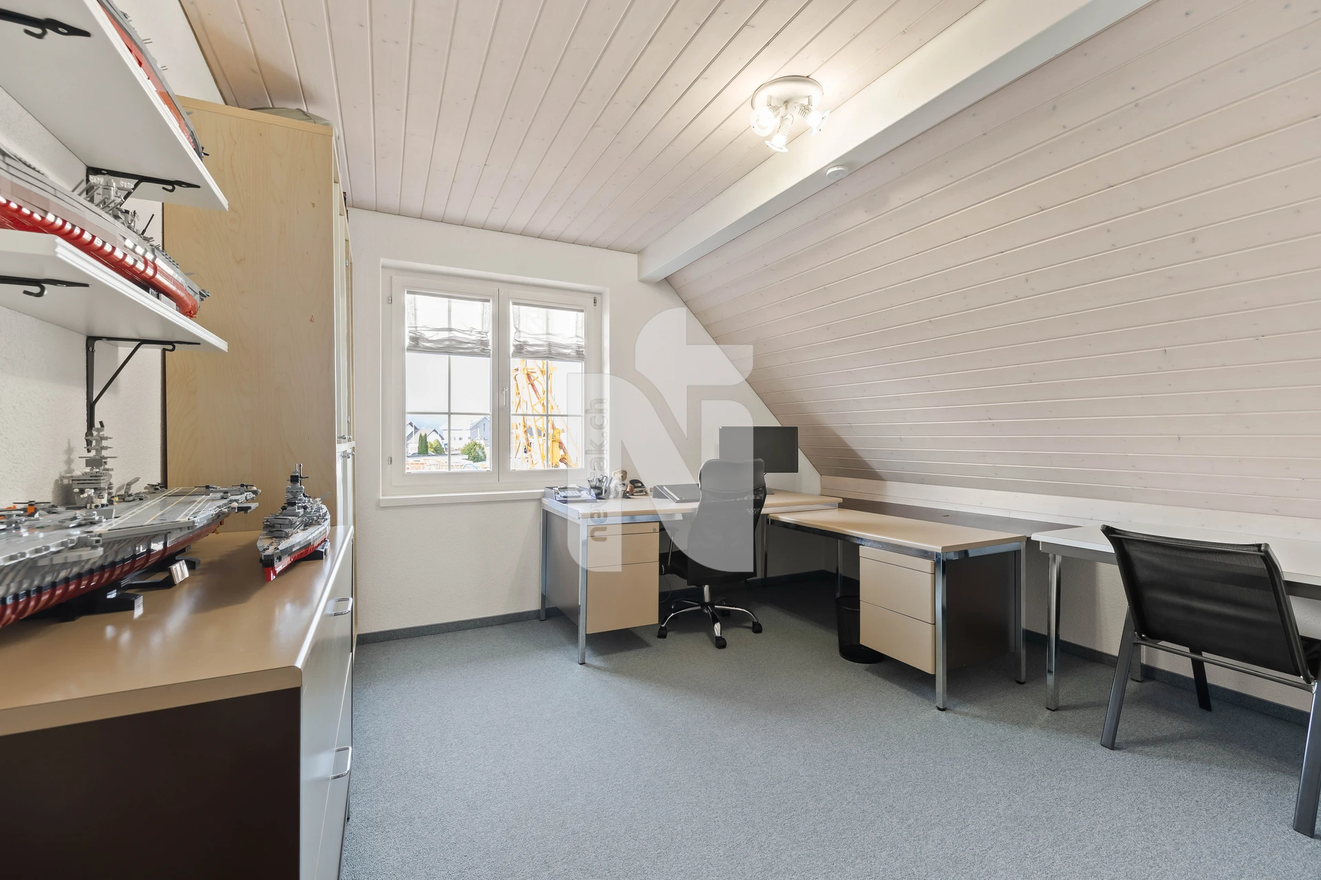 Helles Arbeitszimmer unterm Dach