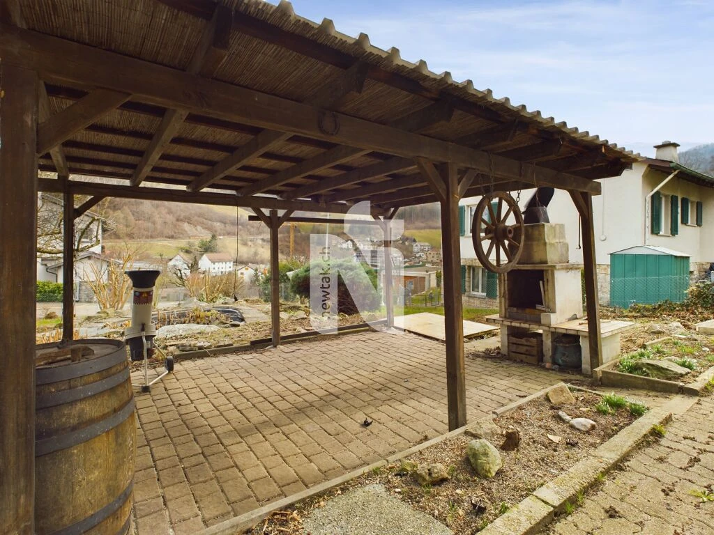 Überdachte Außenküche mit Holzpergola
