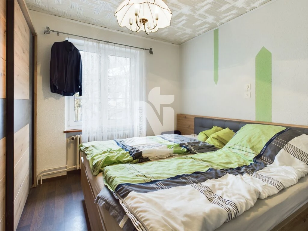 Kleines Schlafzimmer mit Doppelbett