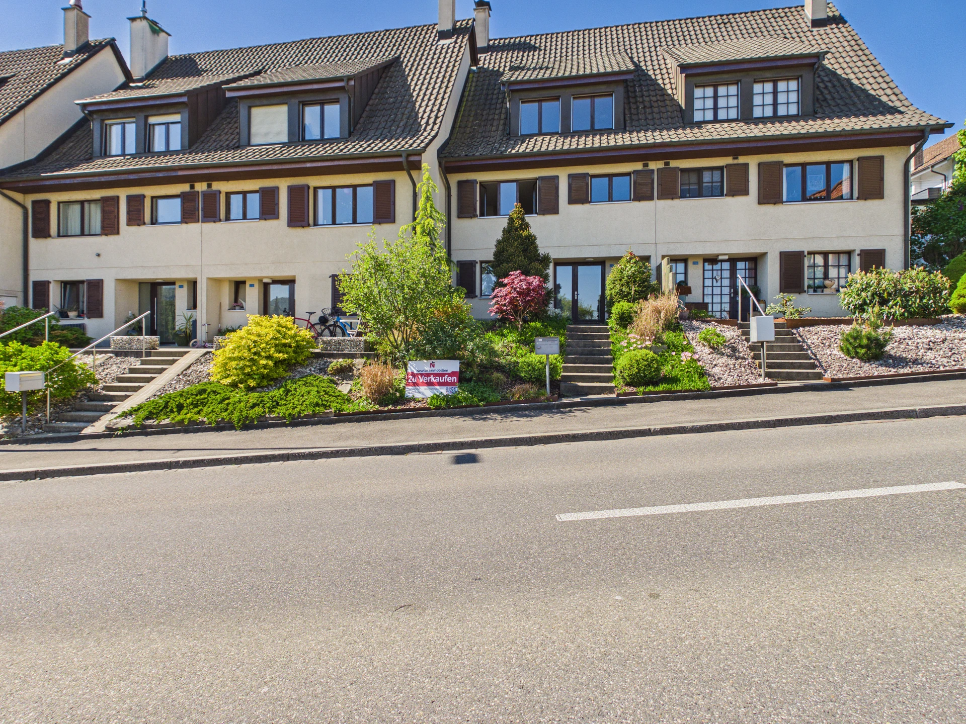 Reihenhaus mit Satteldach und gepflegtem Vorgarten