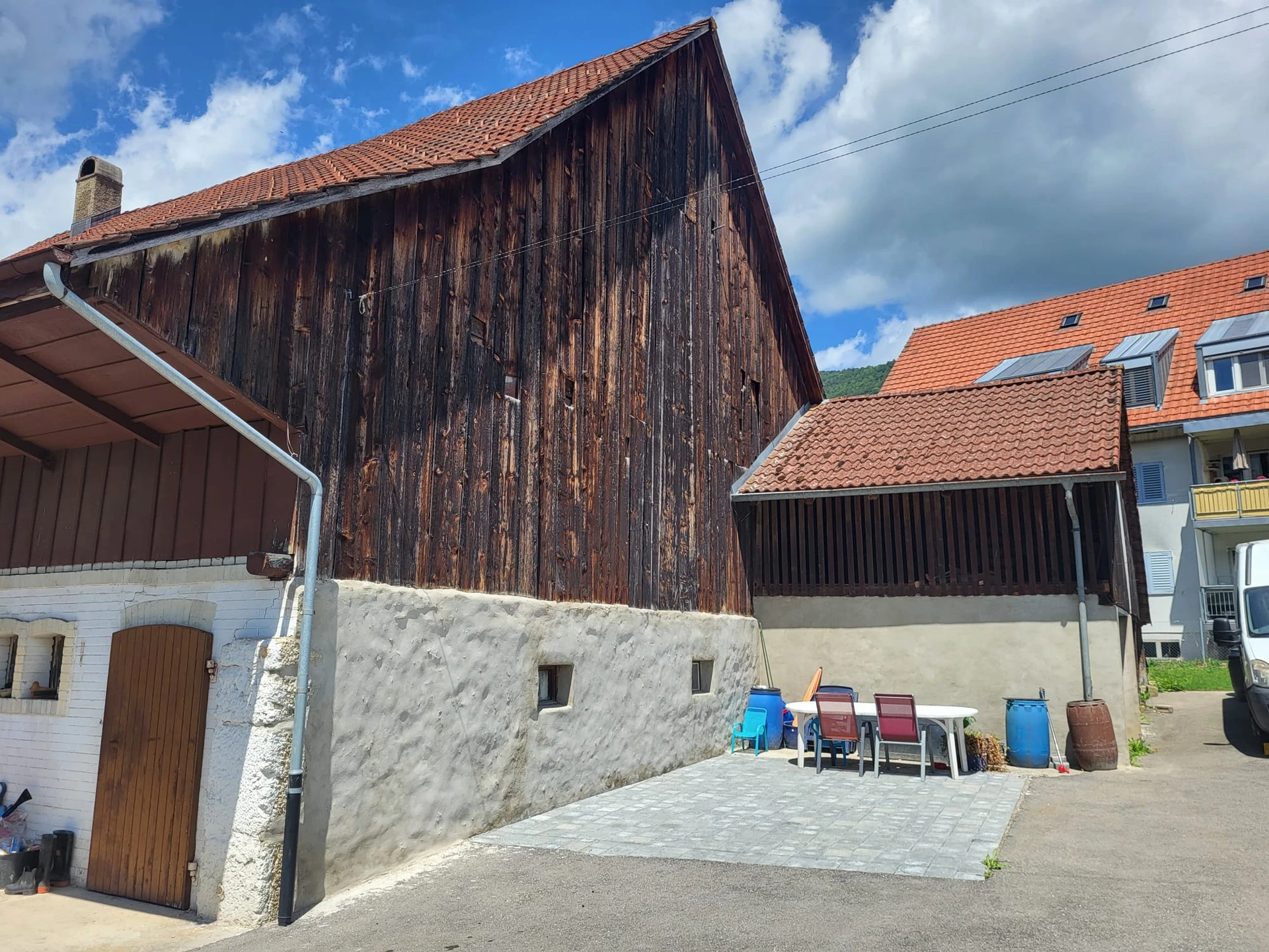 Ländlicher Hof mit Scheunen und Innenhof
