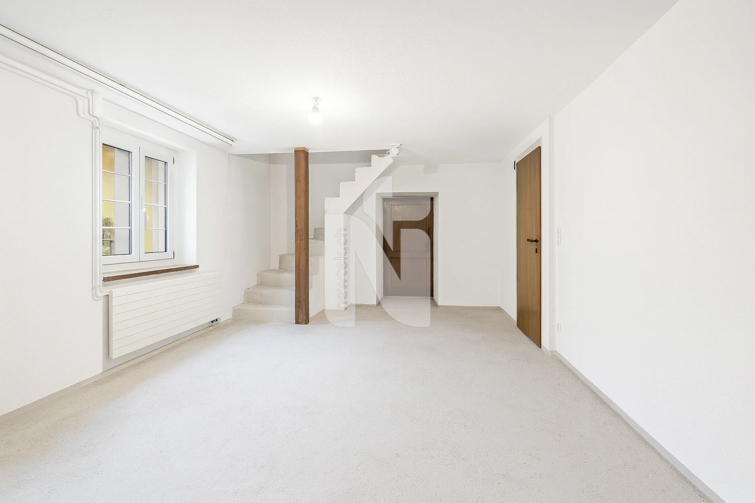 Heller Wohnraum mit Treppe und Tür