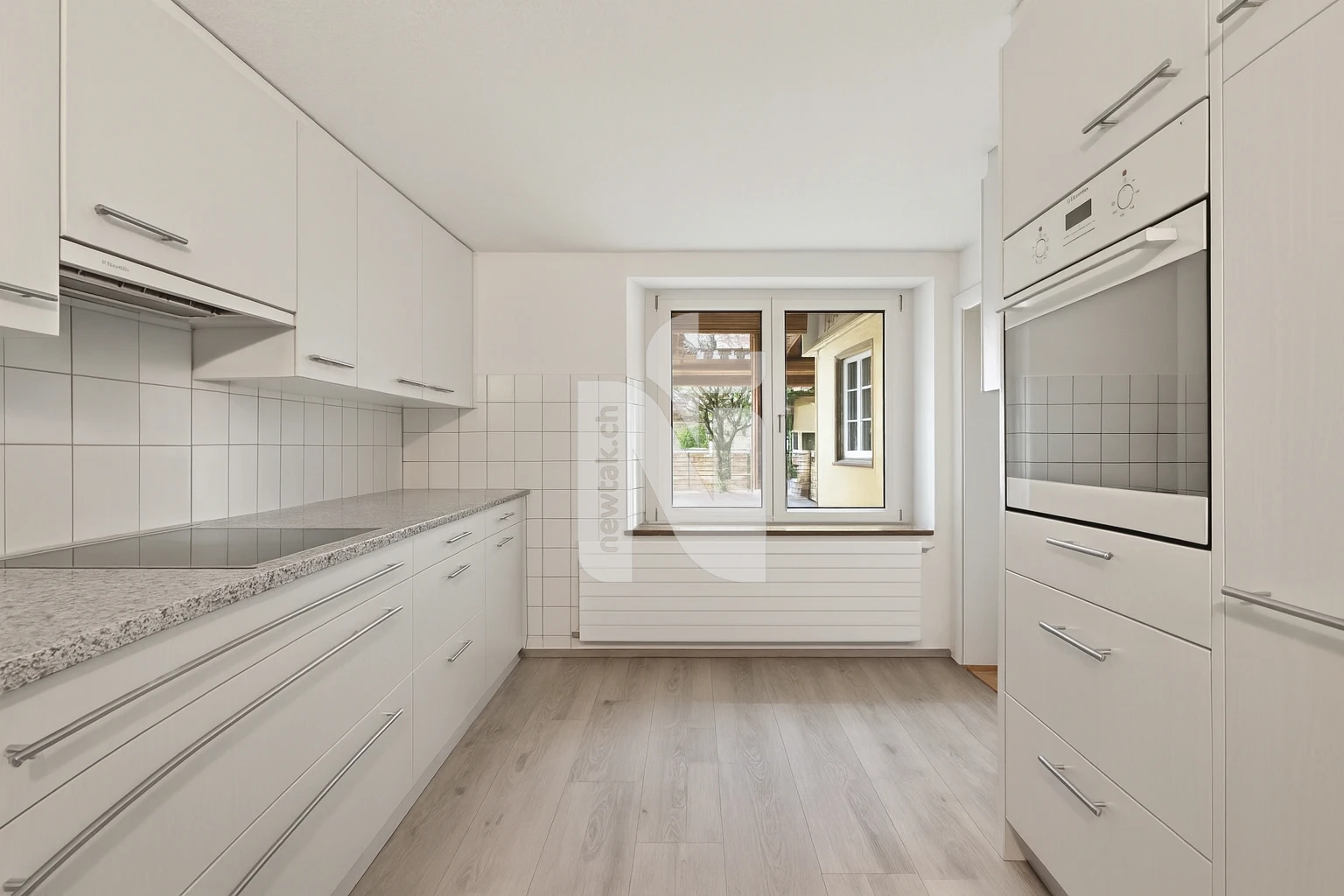Helle, moderne Küche mit weißen Fronten