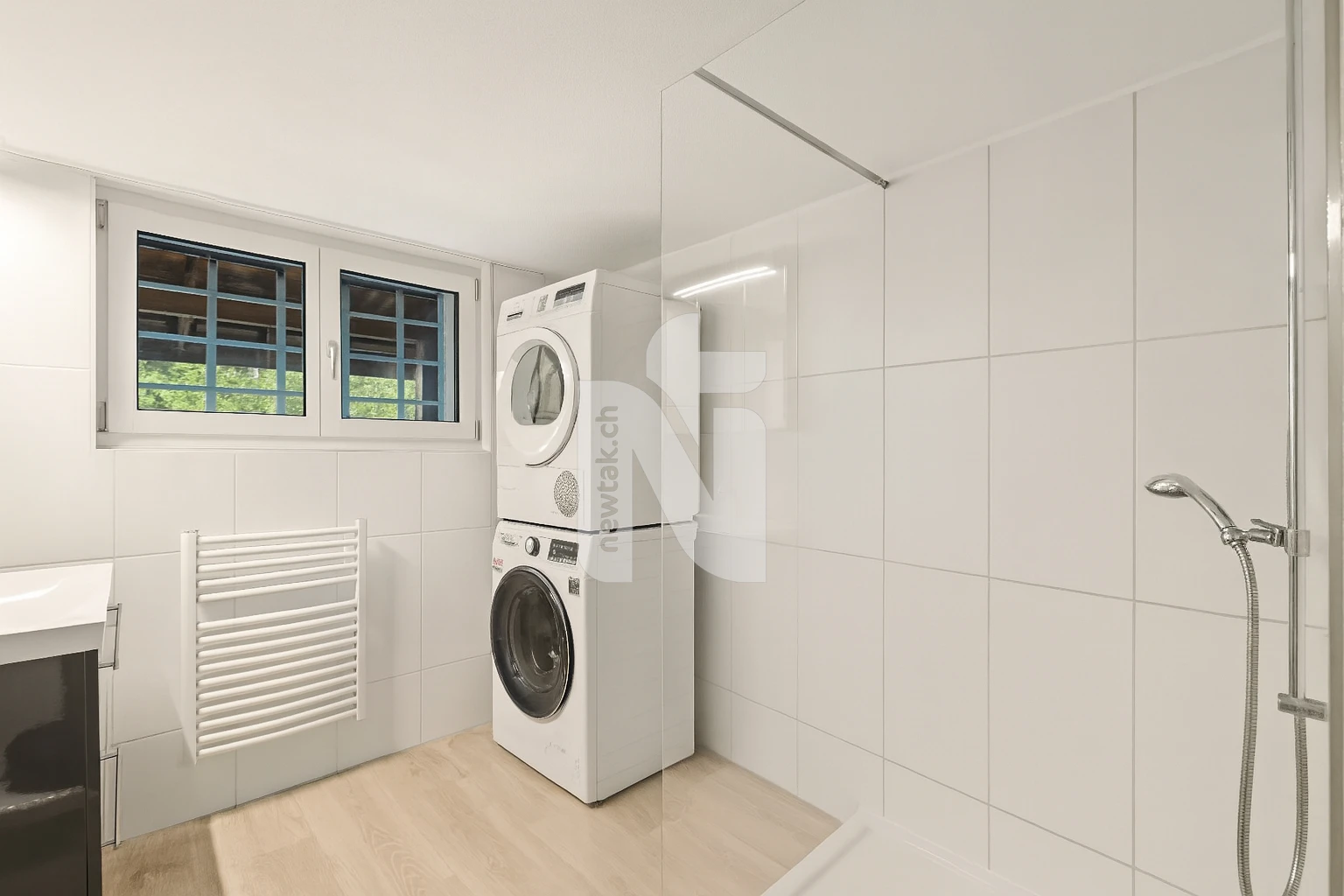 Helles Badezimmer mit Waschturm und Dusche