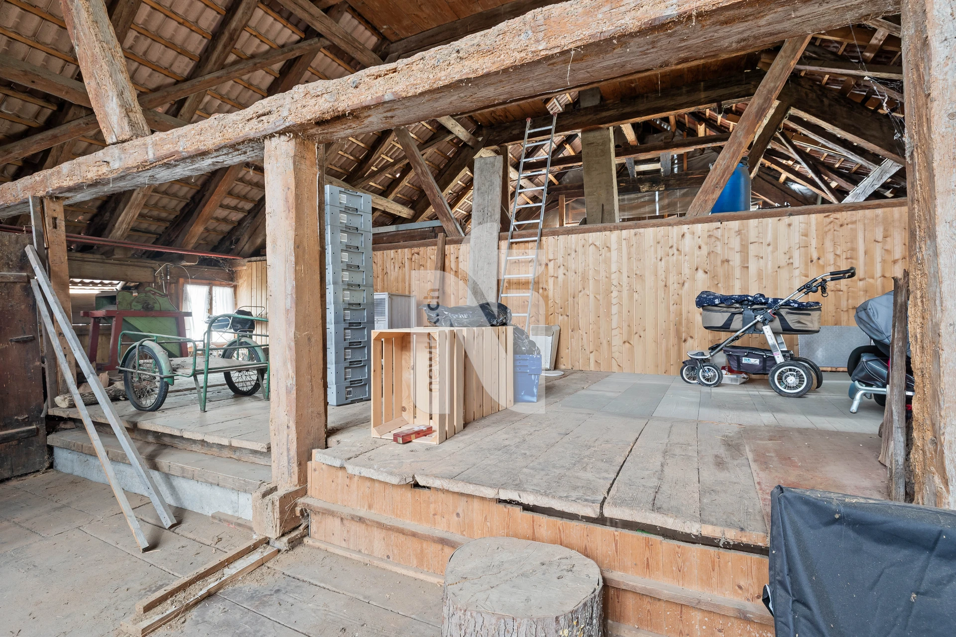 Dachboden mit sichtbarer Holzkonstruktion und Lagerbereich
