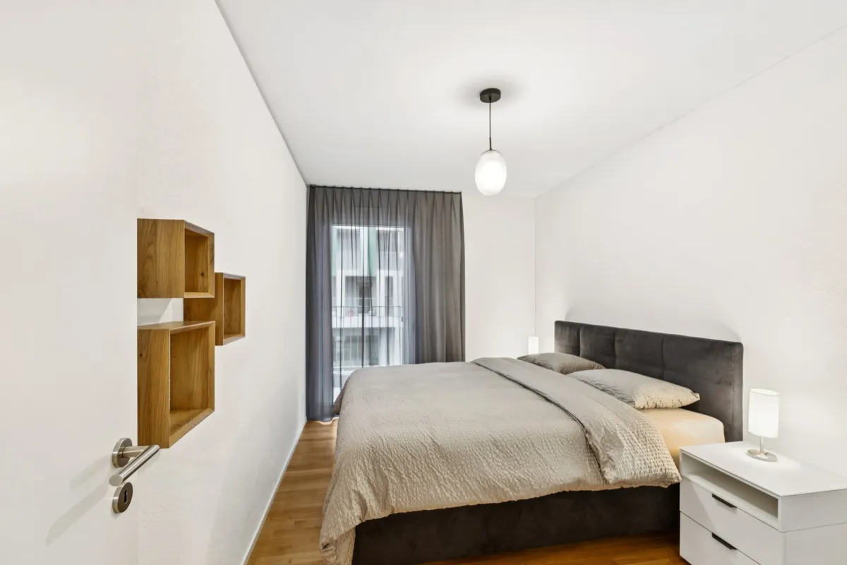 Schlafzimmer mit Doppelbett und Fenster