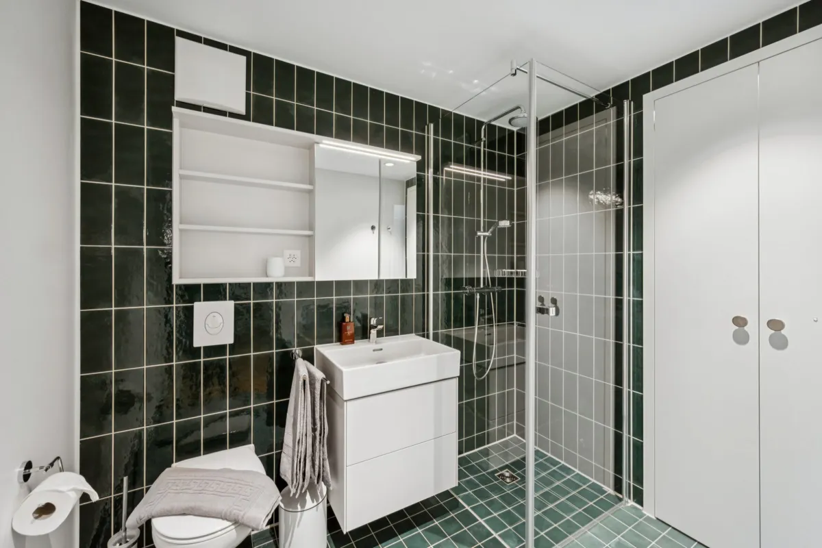 Modernes Badezimmer mit dunkelgrünen Fliesen