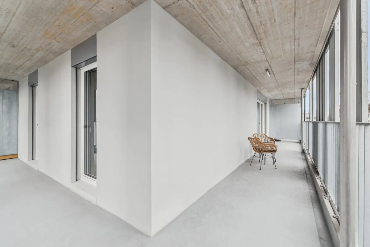 Innenliegender Balkon-/Laubengang in modernem Neubau