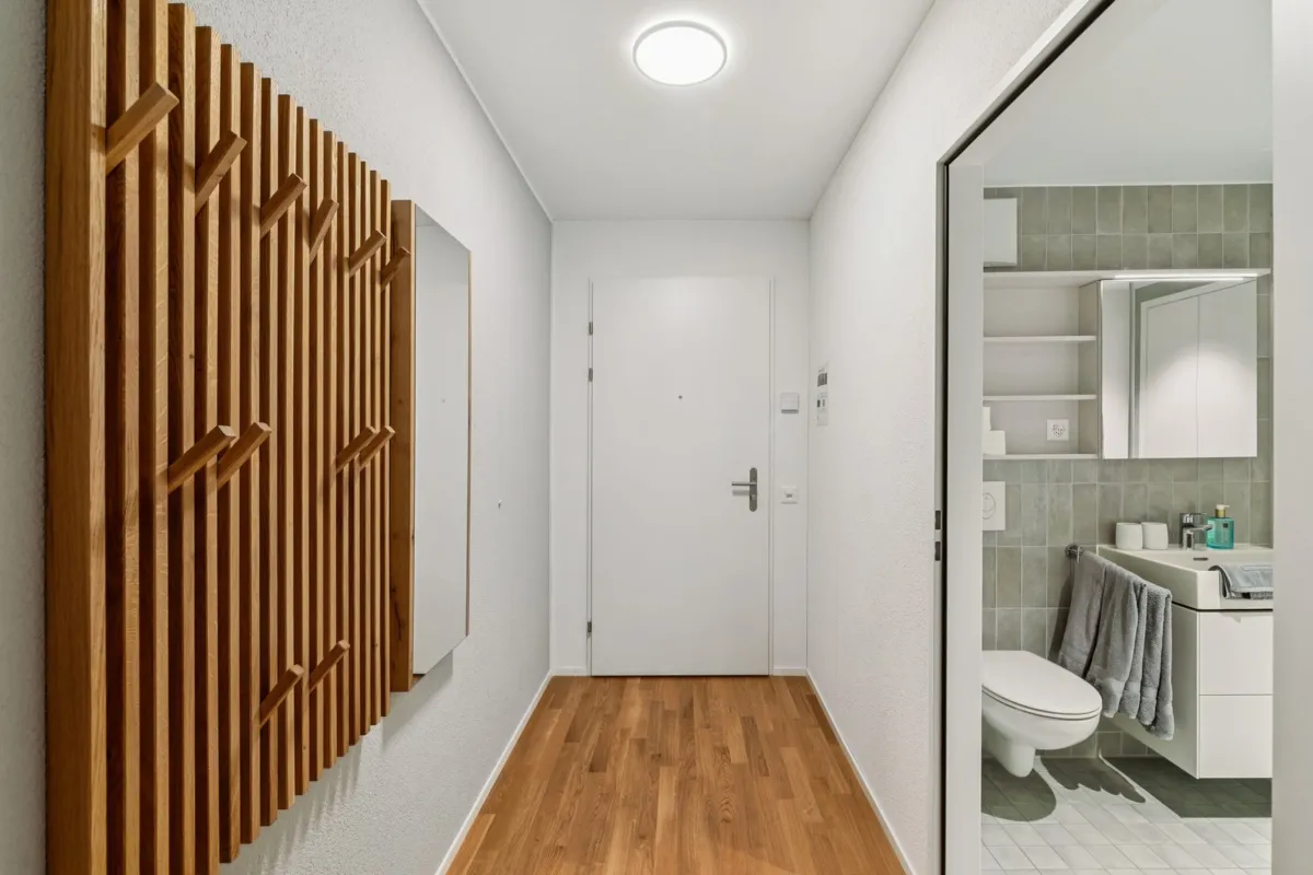Flur mit Blick ins Badezimmer