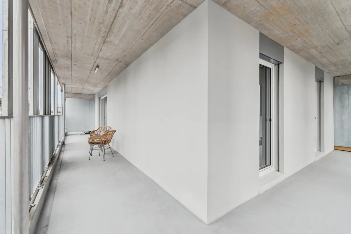 Moderner Balkon mit Beton-Decke