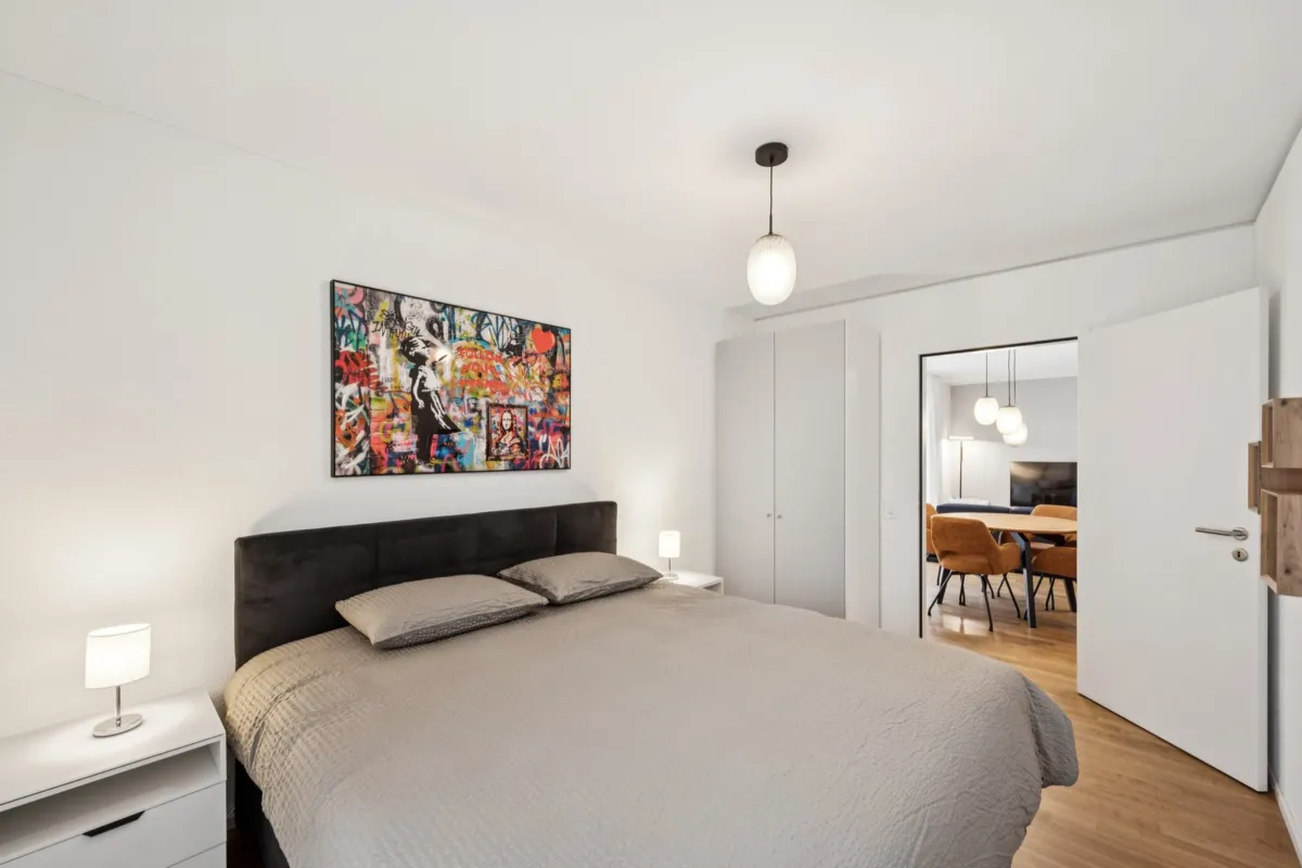 Schlafzimmer mit Blick in den Essbereich