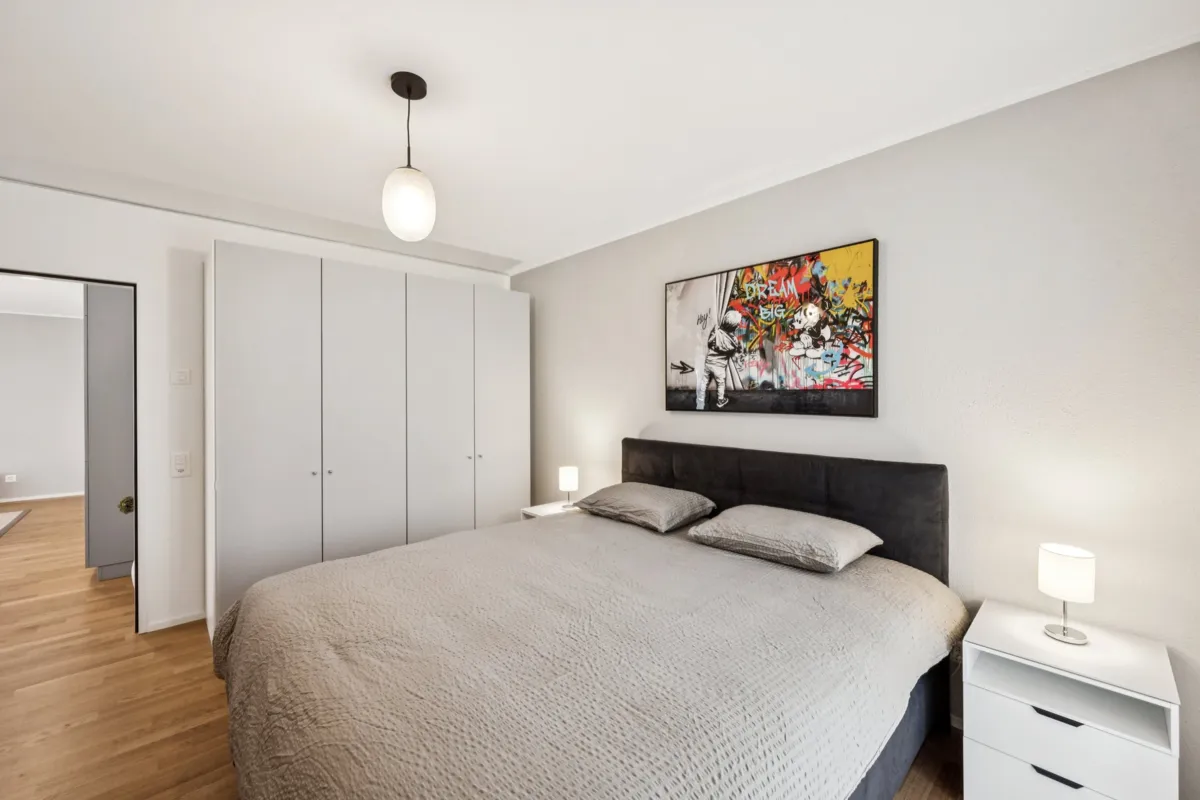 Schlafzimmer mit schlichtem, modernem Mobiliar