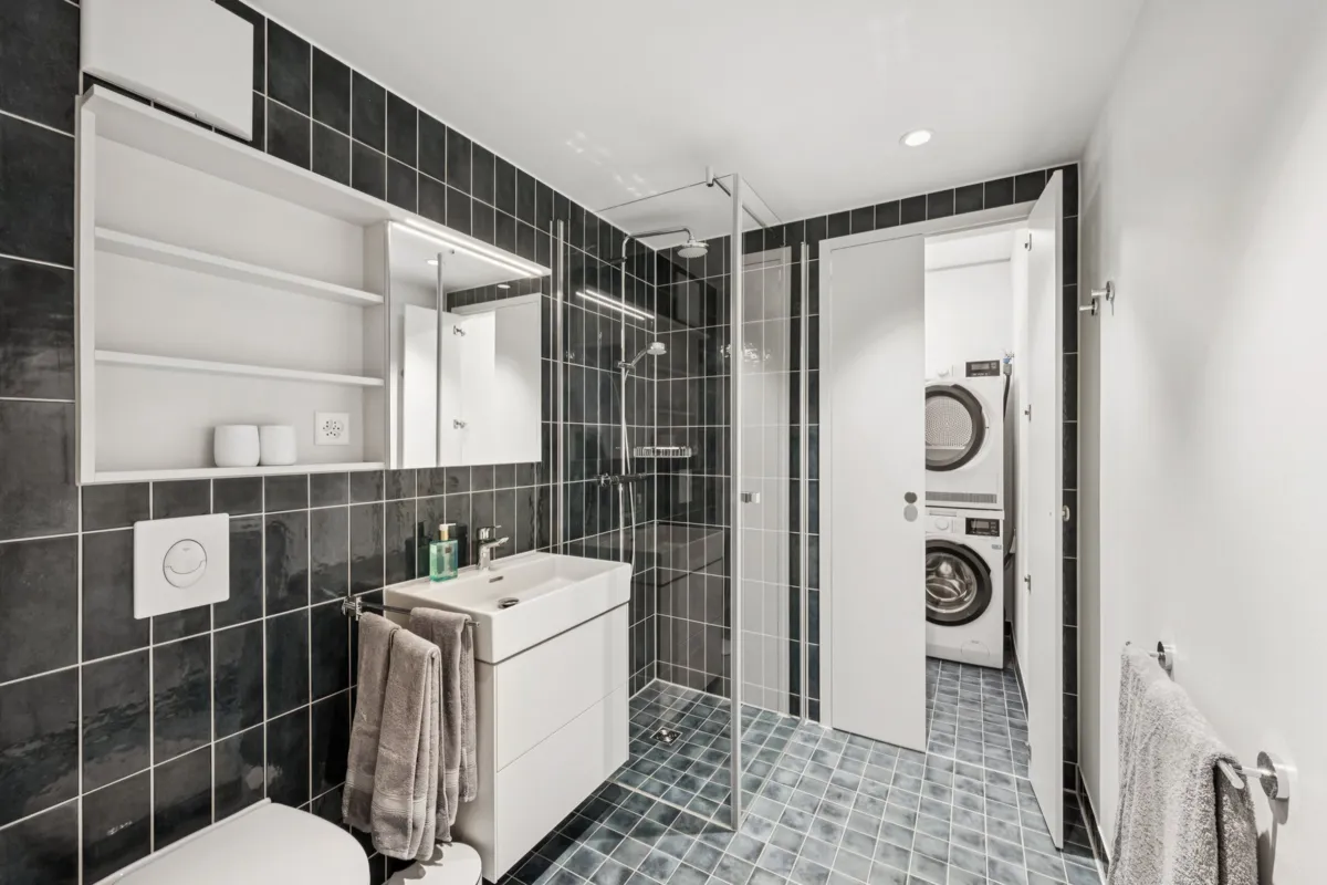 Modernes Badezimmer mit Hauswirtschaftsbereich