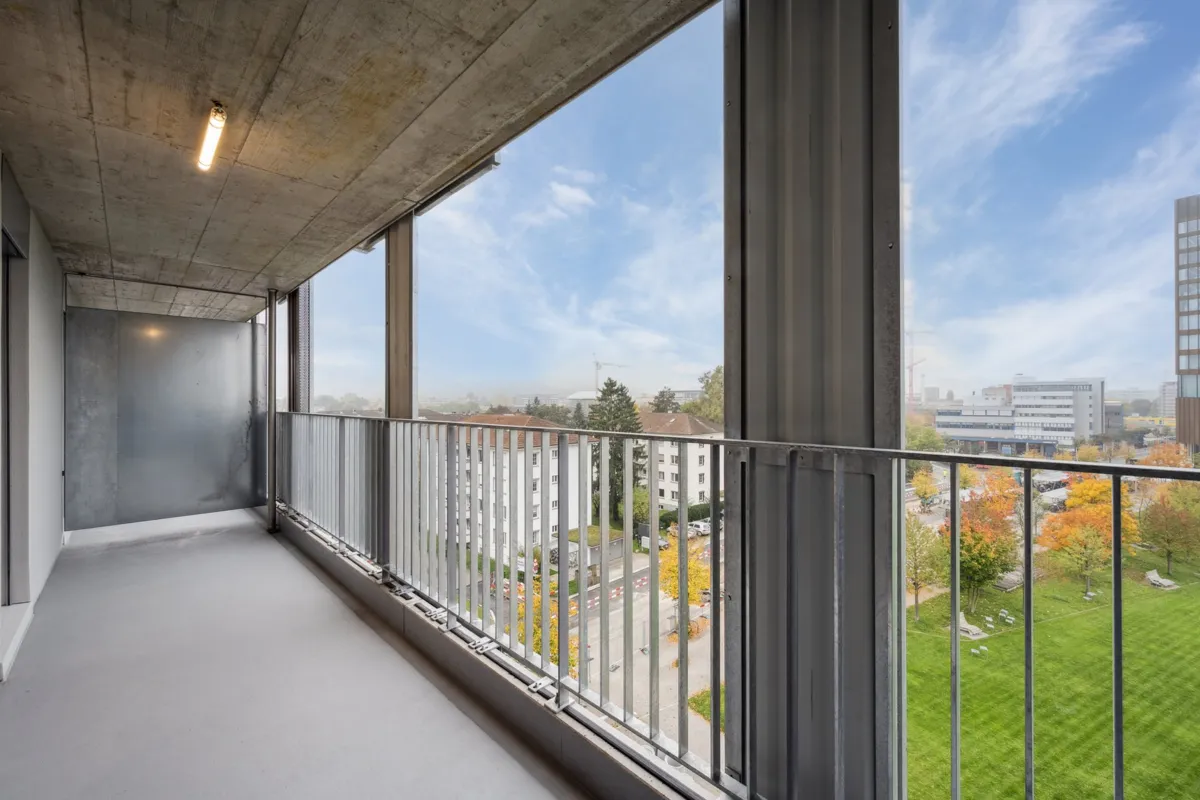 Offener Balkon mit Stadtblick